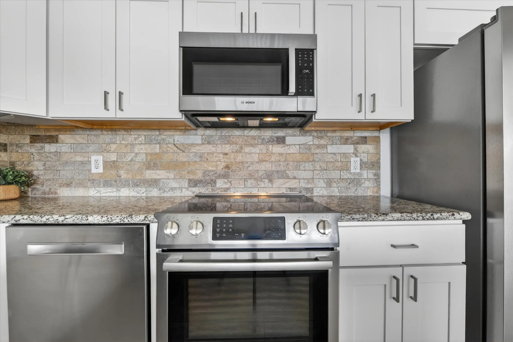 Condominium For Sale in Dallas County , 6211 W Northwest Highway G312, Dallas, Texas 75225, 1 Bedroom, 1 Bathroom, 1 Garage spaces, 710 Sqft, built in 1966, mls#21300146, Real Estate Agent in Dallas, Homes For Sale in Dallas county, Homes For Sale in Dallas, Realtor in Dallas Texas, Real Estate Brokerage Independent Realty Texas, Luminita Cordes Realtor