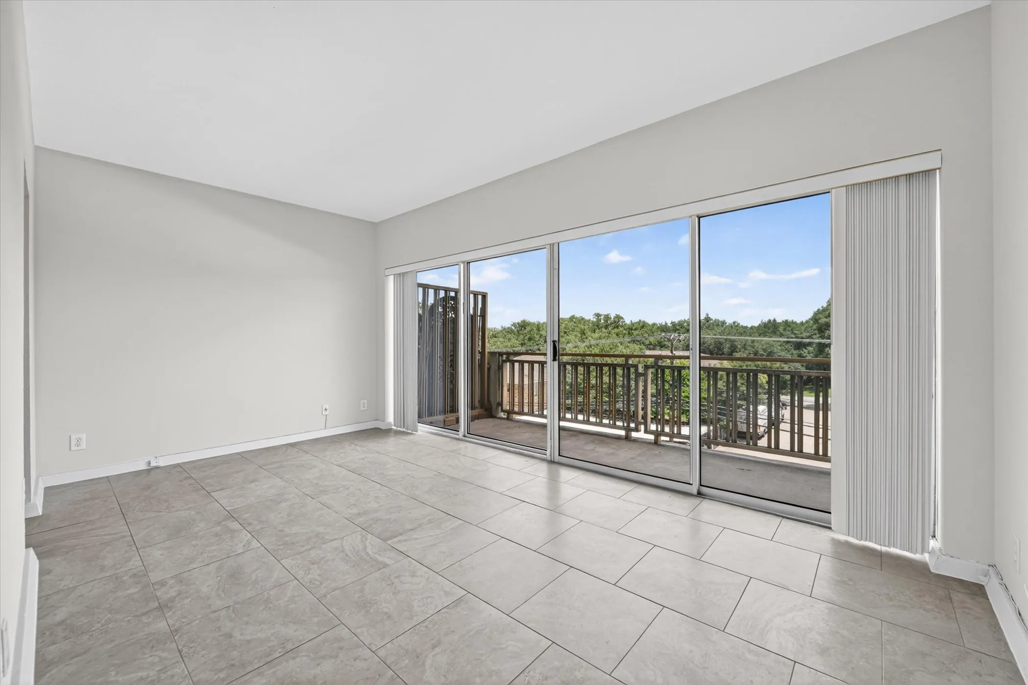Condominium For Sale in Dallas County , 6211 W Northwest Highway G312, Dallas, Texas 75225, 1 Bedroom, 1 Bathroom, 1 Garage spaces, 710 Sqft, built in 1966, mls#21300146, Real Estate Agent in Dallas, Homes For Sale in Dallas county, Homes For Sale in Dallas, Realtor in Dallas Texas, Real Estate Brokerage Independent Realty Texas, Luminita Cordes Realtor