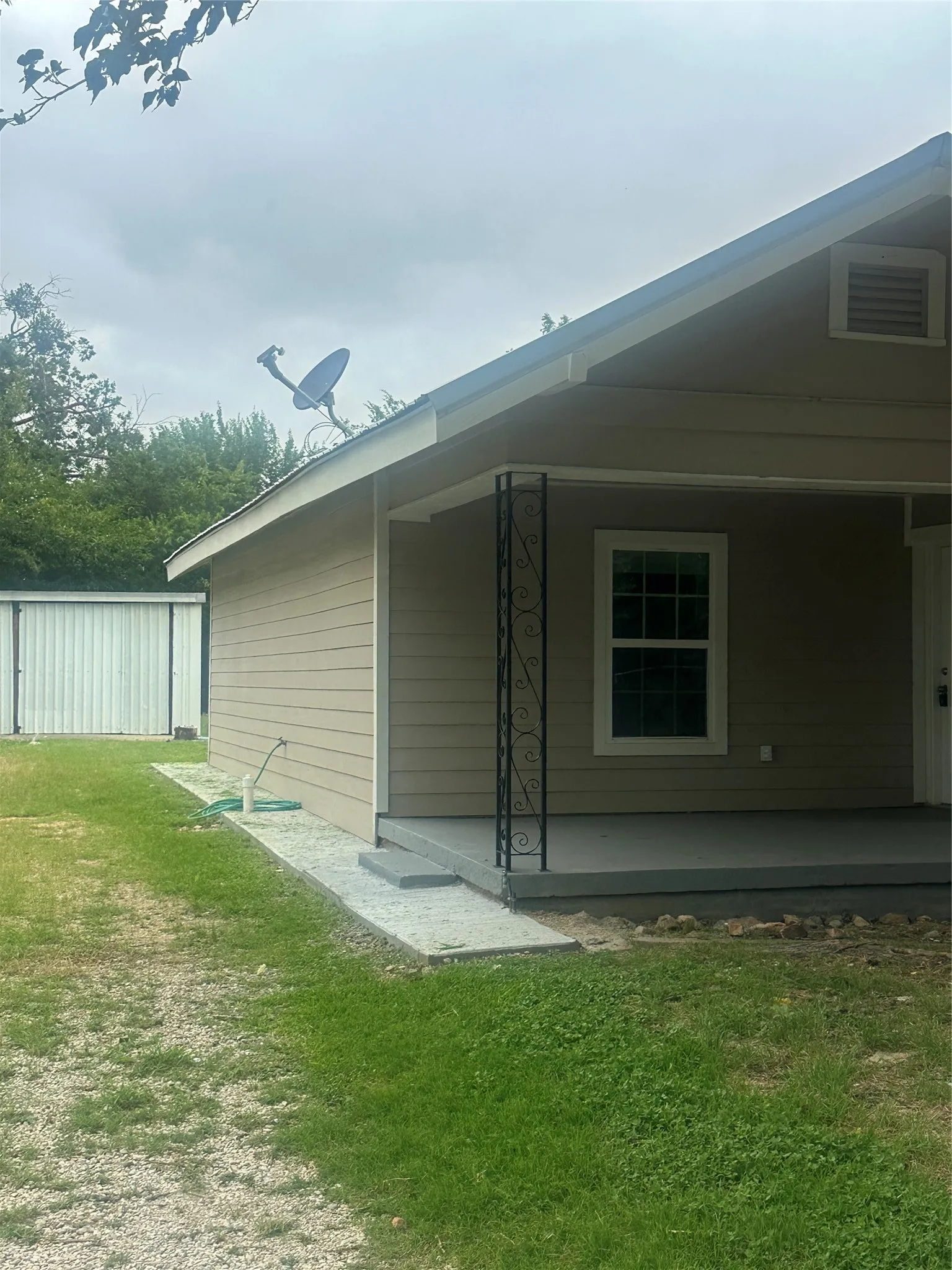 Single Family Residence For Sale in Montague County , 208 Washington Street, Bowie, Texas 76230, 2 Bedroom, 2 Bathroom, 1 Garage spaces, 1,000 Sqft, built in 1931, mls#21300519, Real Estate Agent in Bowie, Homes For Sale in Montague county, Homes For Sale in Bowie, Realtor in Bowie Texas, Real Estate Brokerage Independent Realty Texas, Luminita Cordes Realtor