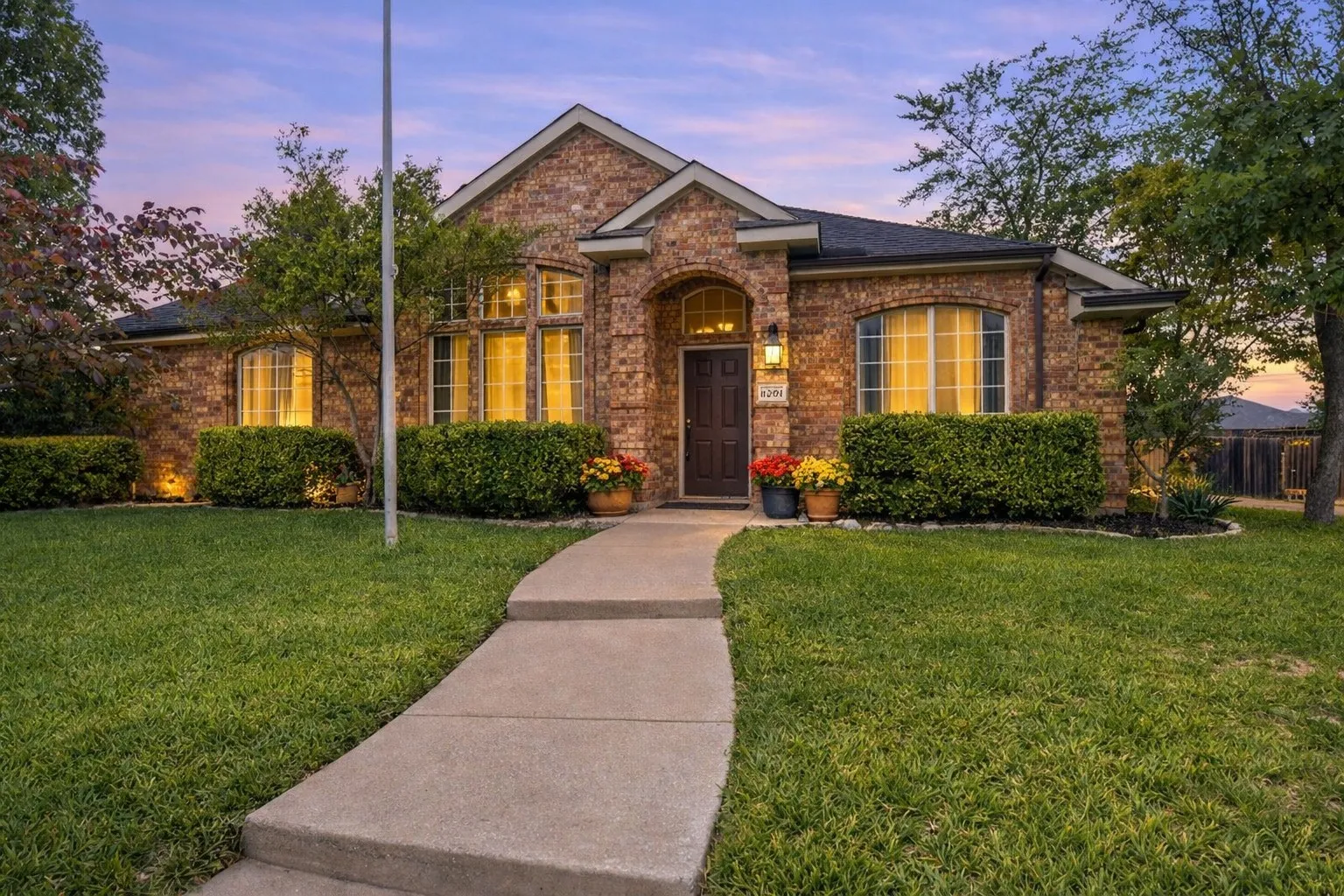 Single Family Residence For Sale in Dallas County , 8201 Evening Star, Rowlett, Texas 75089, 4 Bedroom, 3 Bathroom, 3 Garage spaces, 2,405 Sqft, built in 2002, mls#21299683, Real Estate Agent in Rowlett, Homes For Sale in Dallas county, Homes For Sale in Rowlett, Realtor in Rowlett Texas, Real Estate Brokerage Independent Realty Texas, Luminita Cordes Realtor
