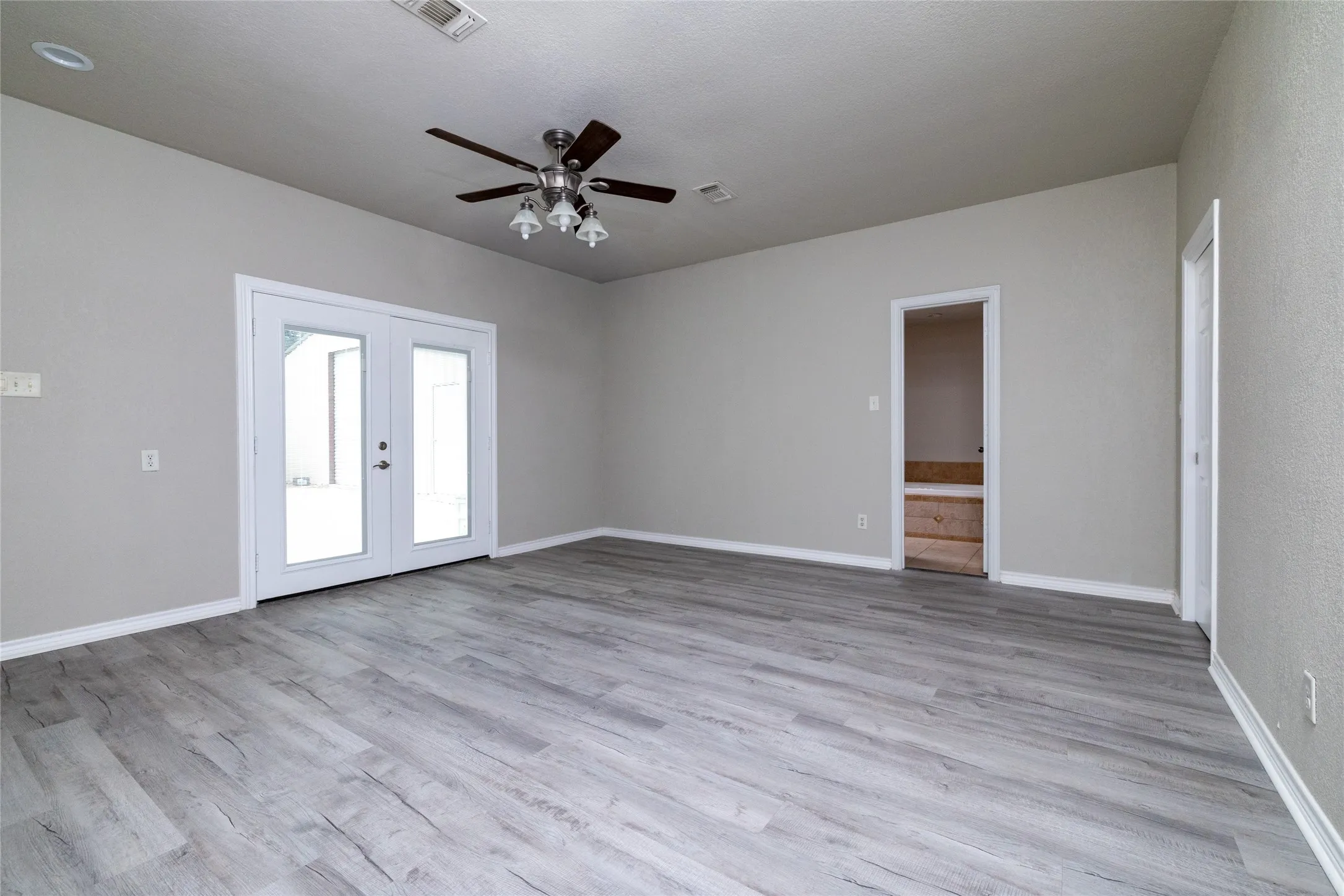 Single Family Residence For Sale in Wise County , 365 Cimmarron Trail, Runaway Bay, Texas 76426, 3 Bedroom, 2 Bathroom, Garage spaces, 1,733 Sqft, built in 1999, mls#21300448, Real Estate Agent in Runaway Bay, Homes For Sale in Wise county, Homes For Sale in Runaway Bay, Realtor in Runaway Bay Texas, Real Estate Brokerage Independent Realty Texas, Luminita Cordes Realtor