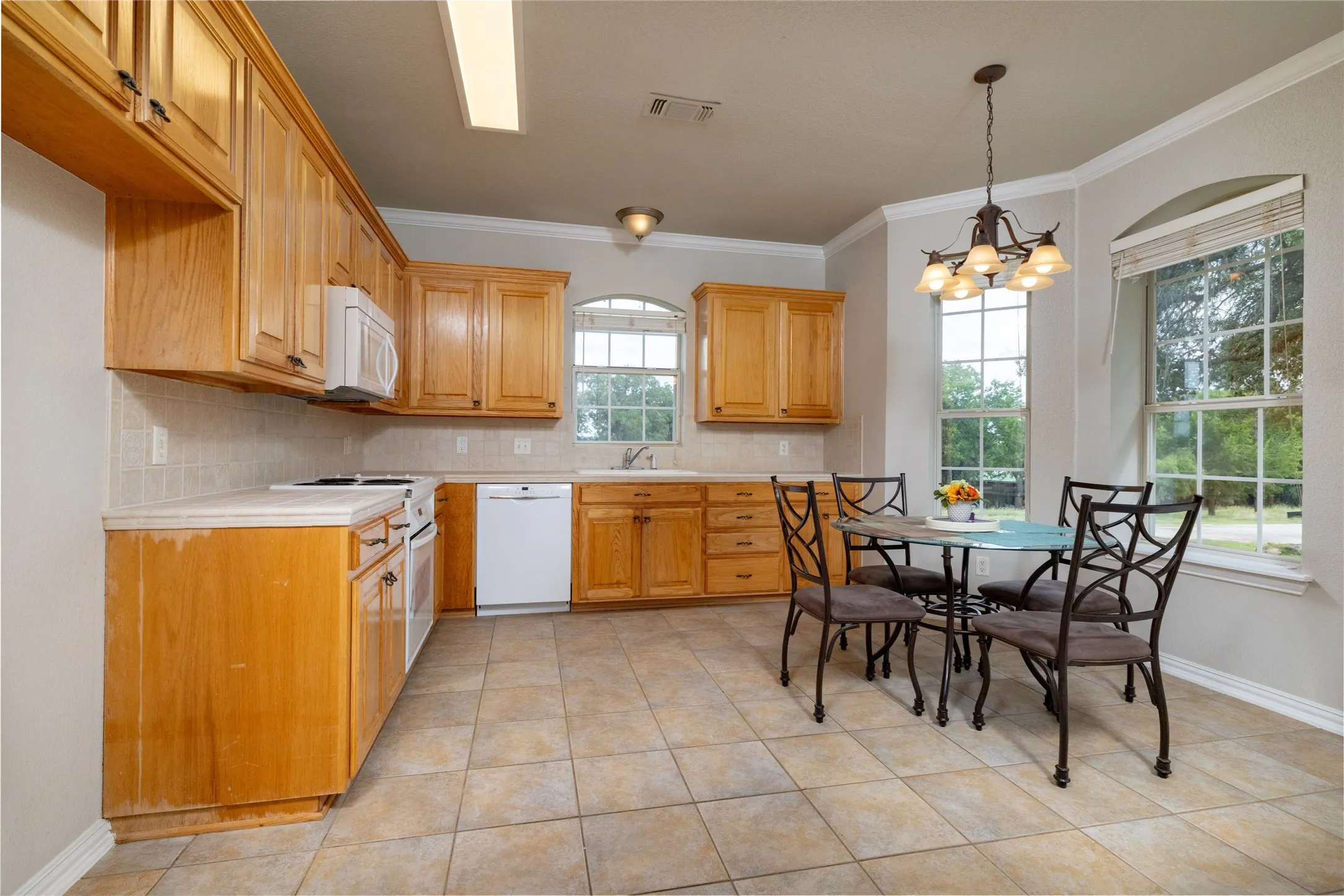 Single Family Residence For Sale in Wise County , 365 Cimmarron Trail, Runaway Bay, Texas 76426, 3 Bedroom, 2 Bathroom, Garage spaces, 1,733 Sqft, built in 1999, mls#21300448, Real Estate Agent in Runaway Bay, Homes For Sale in Wise county, Homes For Sale in Runaway Bay, Realtor in Runaway Bay Texas, Real Estate Brokerage Independent Realty Texas, Luminita Cordes Realtor