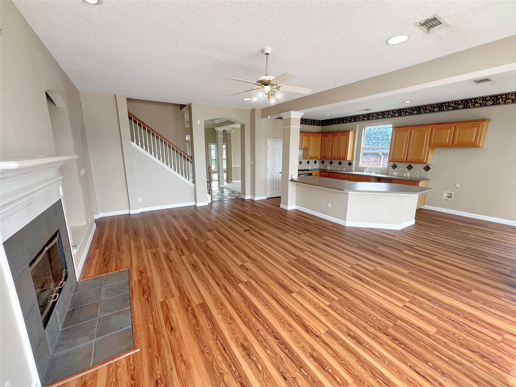 Single Family Residence For Sale in Tarrant County , 2403 Chenille Way, Mansfield, Texas 76063, 3 Bedroom, 3 Bathroom, 2 Garage spaces, 2,993 Sqft, built in 2000, mls#21299048, Real Estate Agent in Mansfield, Homes For Sale in Tarrant county, Homes For Sale in Mansfield, Realtor in Mansfield Texas, Real Estate Brokerage Independent Realty Texas, Luminita Cordes Realtor
