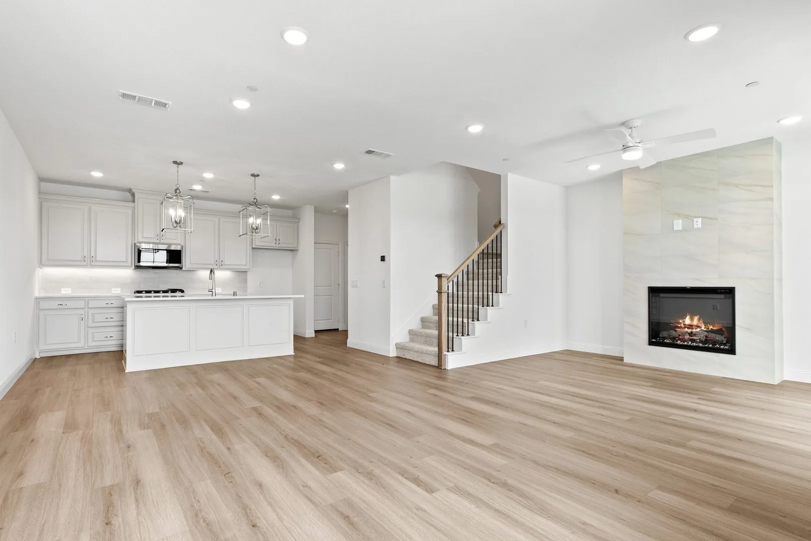 007-2880Enfield-TheColony-TX-75056-Living.jpg-SMALL