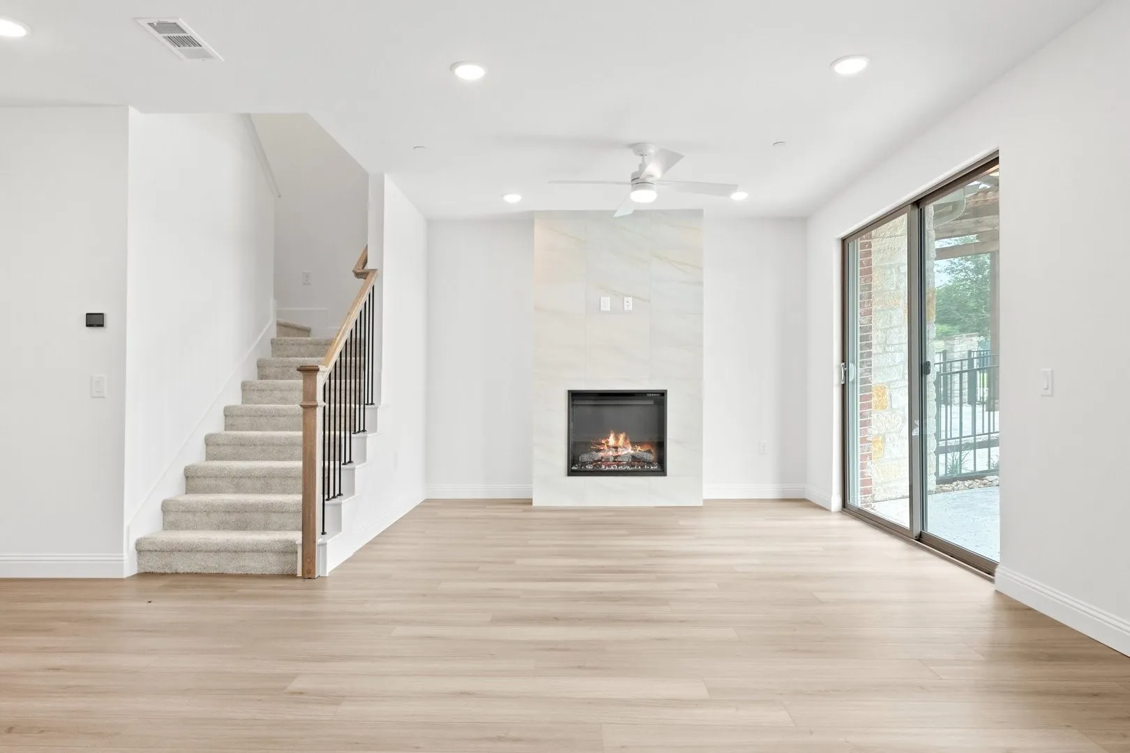 008-2880Enfield-TheColony-TX-75056-Living.jpg-SMALL