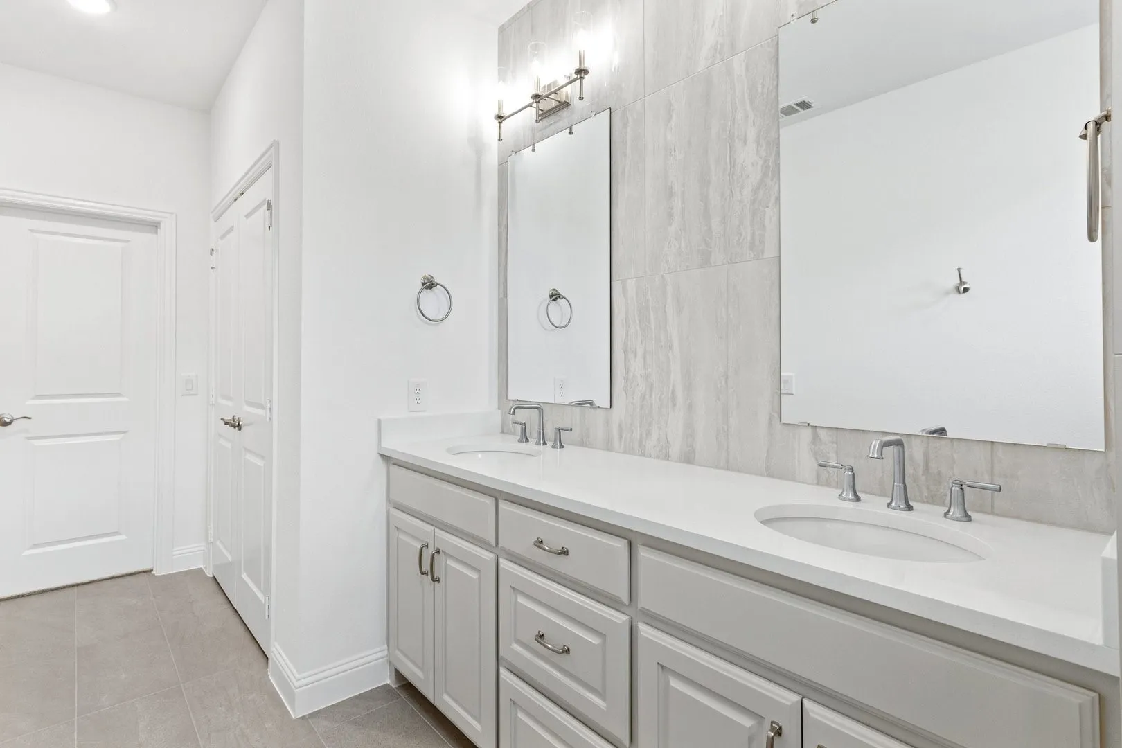 023-2880Enfield-TheColony-TX-75056-PrimaryBathroom.jpg-SMALL