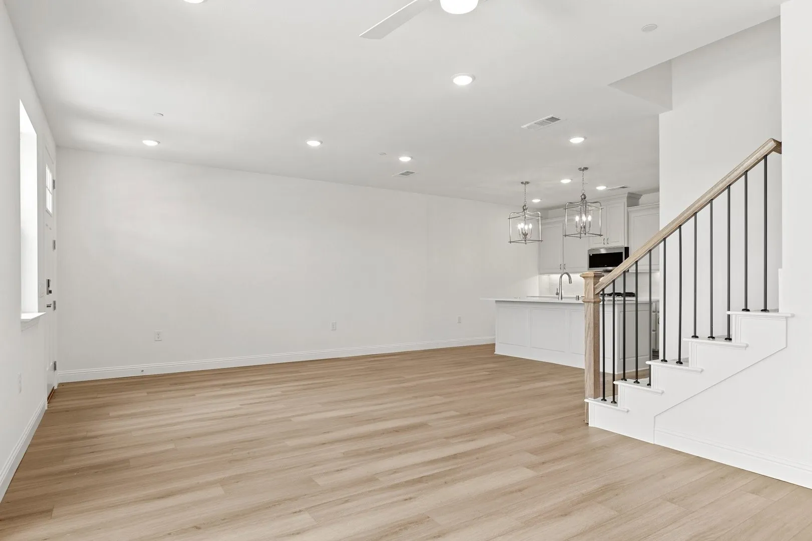 010-2880Enfield-TheColony-TX-75056-Living.jpg-SMALL