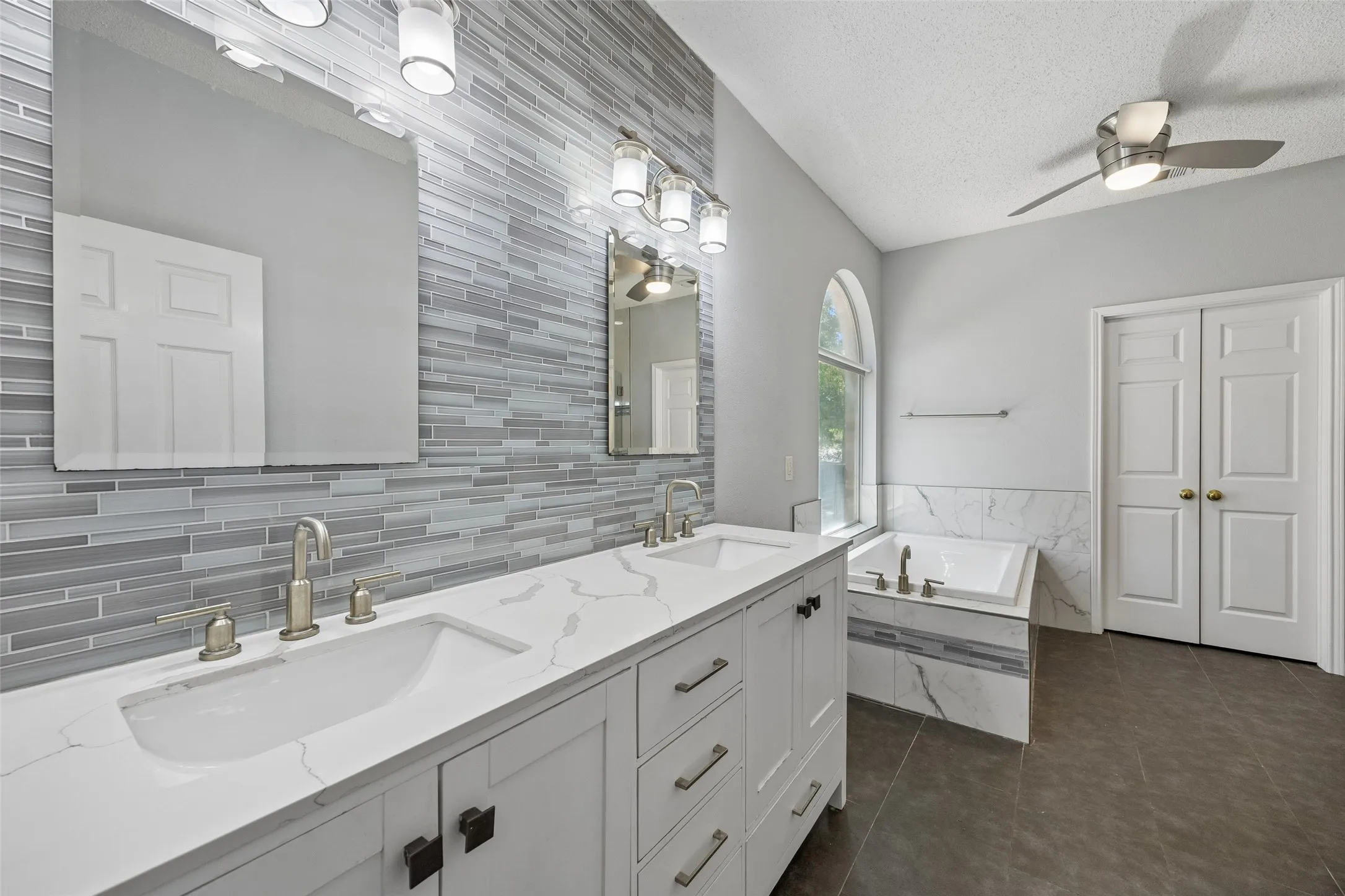 Single Family Residence For Sale in Denton County , 2401 Pinehurst Court, Highland Village, Texas 75077, 4 Bedroom, 3 Bathroom, 2 Garage spaces, 2,508 Sqft, built in 1997, mls#21298397, Real Estate Agent in Highland Village, Homes For Sale in Denton county, Homes For Sale in Highland Village, Realtor in Highland Village Texas, Real Estate Brokerage Independent Realty Texas, Luminita Cordes Realtor