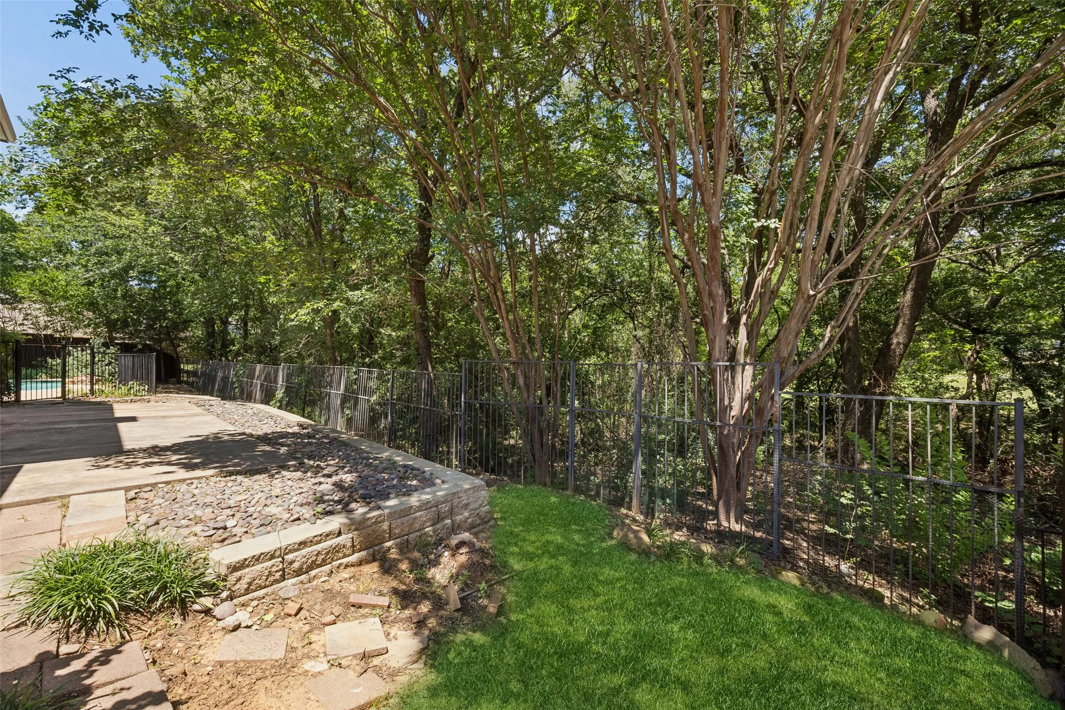 Single Family Residence For Sale in Denton County , 2401 Pinehurst Court, Highland Village, Texas 75077, 4 Bedroom, 3 Bathroom, 2 Garage spaces, 2,508 Sqft, built in 1997, mls#21298397, Real Estate Agent in Highland Village, Homes For Sale in Denton county, Homes For Sale in Highland Village, Realtor in Highland Village Texas, Real Estate Brokerage Independent Realty Texas, Luminita Cordes Realtor