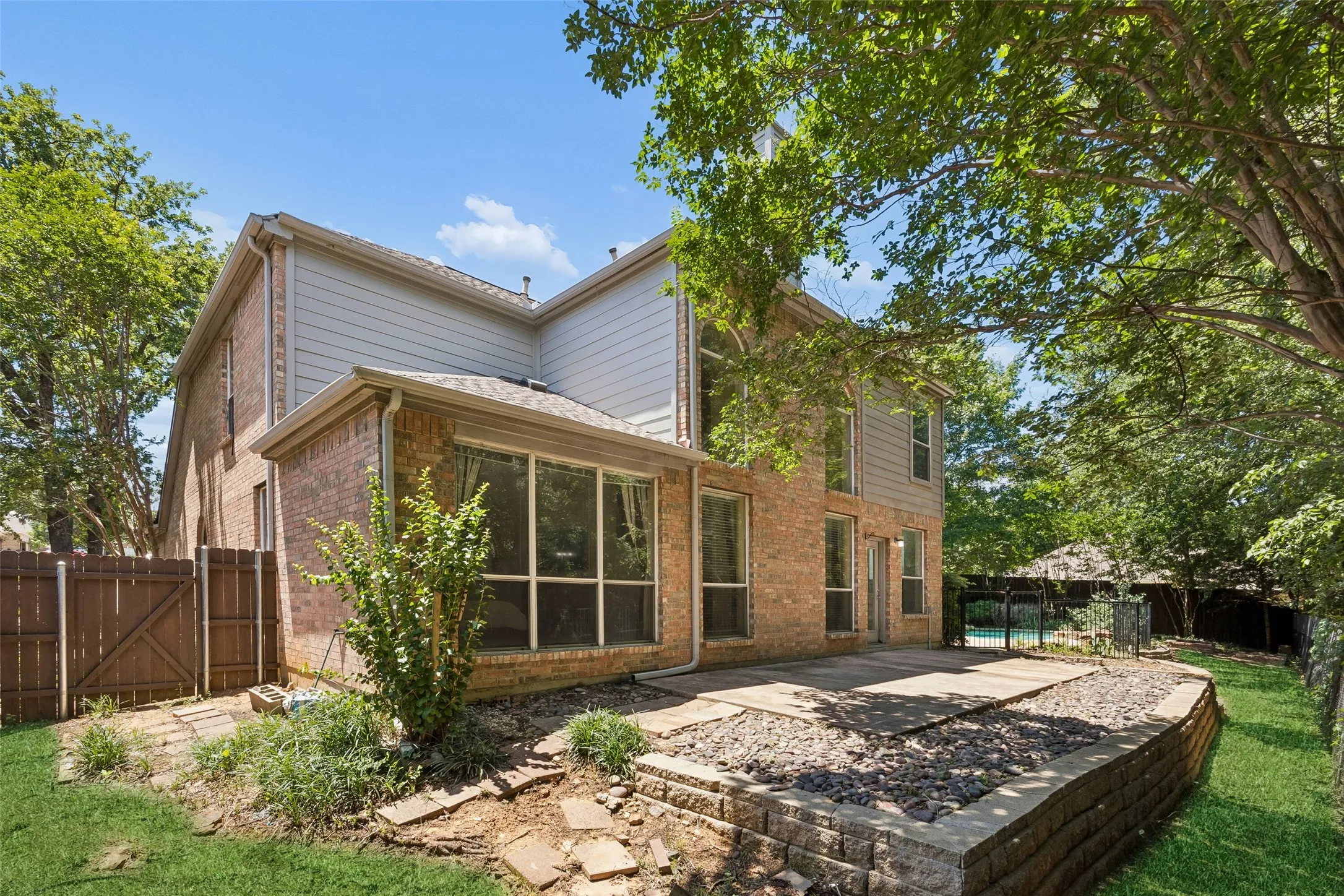 Single Family Residence For Sale in Denton County , 2401 Pinehurst Court, Highland Village, Texas 75077, 4 Bedroom, 3 Bathroom, 2 Garage spaces, 2,508 Sqft, built in 1997, mls#21298397, Real Estate Agent in Highland Village, Homes For Sale in Denton county, Homes For Sale in Highland Village, Realtor in Highland Village Texas, Real Estate Brokerage Independent Realty Texas, Luminita Cordes Realtor