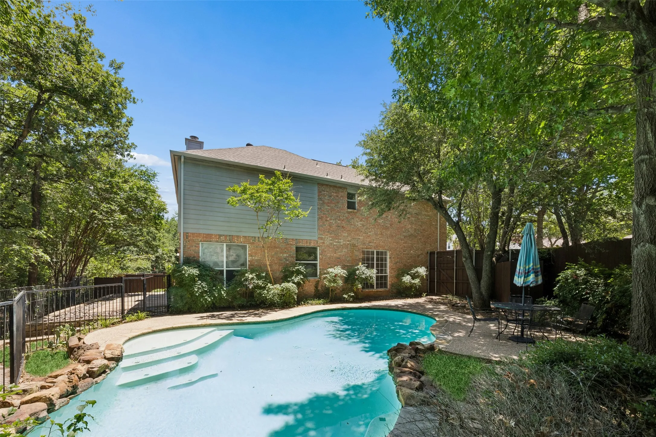 Single Family Residence For Sale in Denton County , 2401 Pinehurst Court, Highland Village, Texas 75077, 4 Bedroom, 3 Bathroom, 2 Garage spaces, 2,508 Sqft, built in 1997, mls#21298397, Real Estate Agent in Highland Village, Homes For Sale in Denton county, Homes For Sale in Highland Village, Realtor in Highland Village Texas, Real Estate Brokerage Independent Realty Texas, Luminita Cordes Realtor