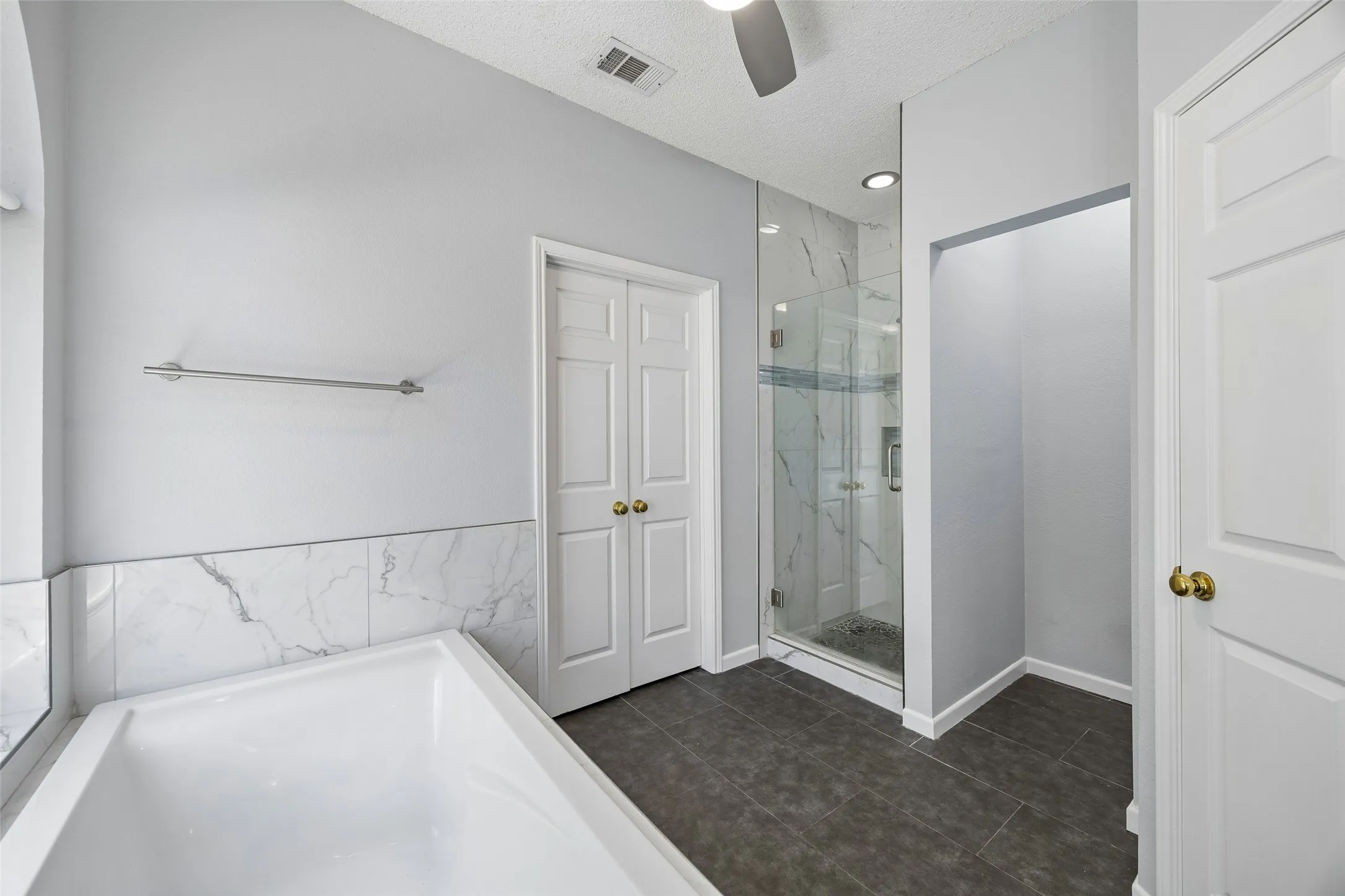 Single Family Residence For Sale in Denton County , 2401 Pinehurst Court, Highland Village, Texas 75077, 4 Bedroom, 3 Bathroom, 2 Garage spaces, 2,508 Sqft, built in 1997, mls#21298397, Real Estate Agent in Highland Village, Homes For Sale in Denton county, Homes For Sale in Highland Village, Realtor in Highland Village Texas, Real Estate Brokerage Independent Realty Texas, Luminita Cordes Realtor