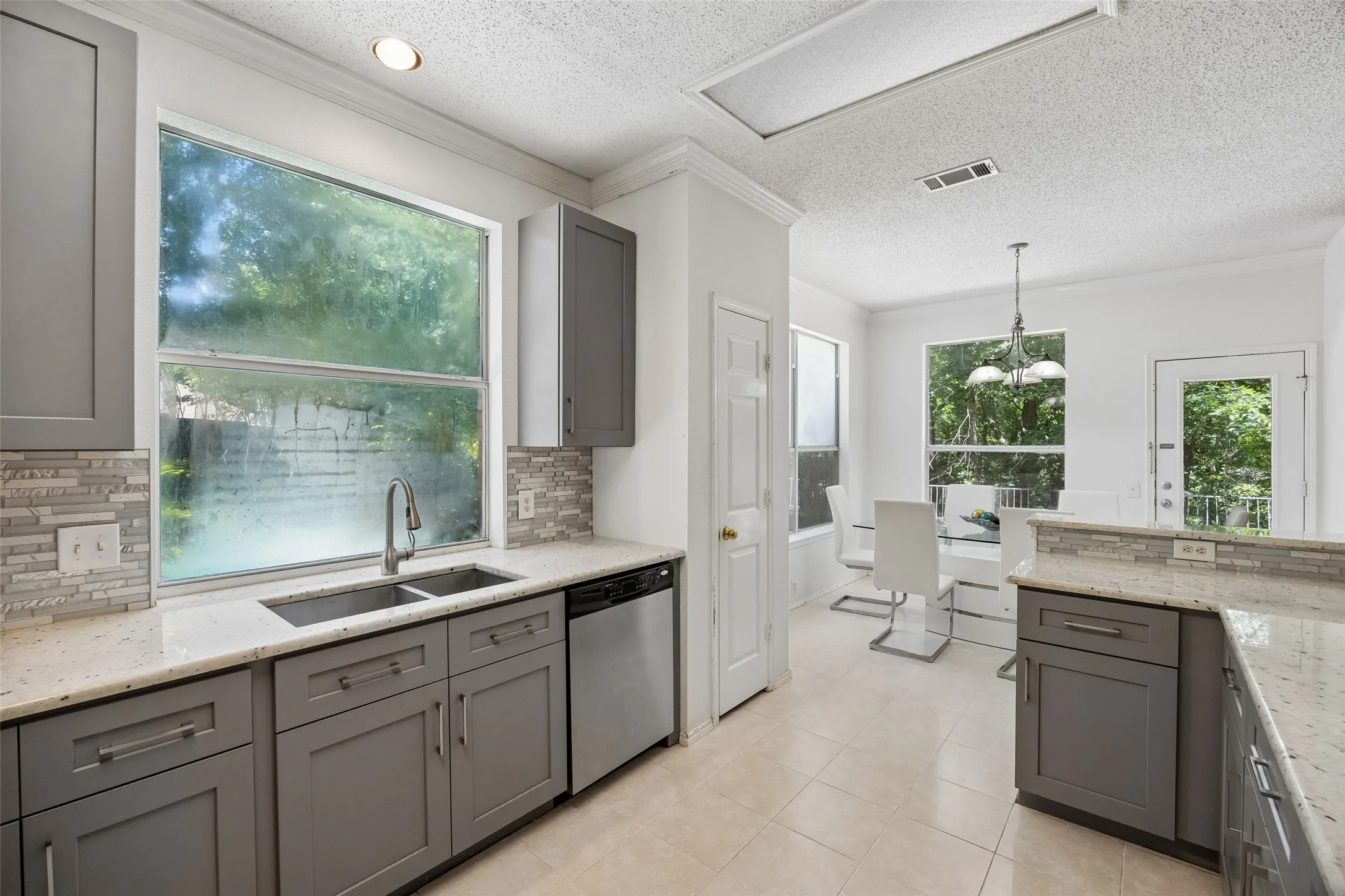 Single Family Residence For Sale in Denton County , 2401 Pinehurst Court, Highland Village, Texas 75077, 4 Bedroom, 3 Bathroom, 2 Garage spaces, 2,508 Sqft, built in 1997, mls#21298397, Real Estate Agent in Highland Village, Homes For Sale in Denton county, Homes For Sale in Highland Village, Realtor in Highland Village Texas, Real Estate Brokerage Independent Realty Texas, Luminita Cordes Realtor