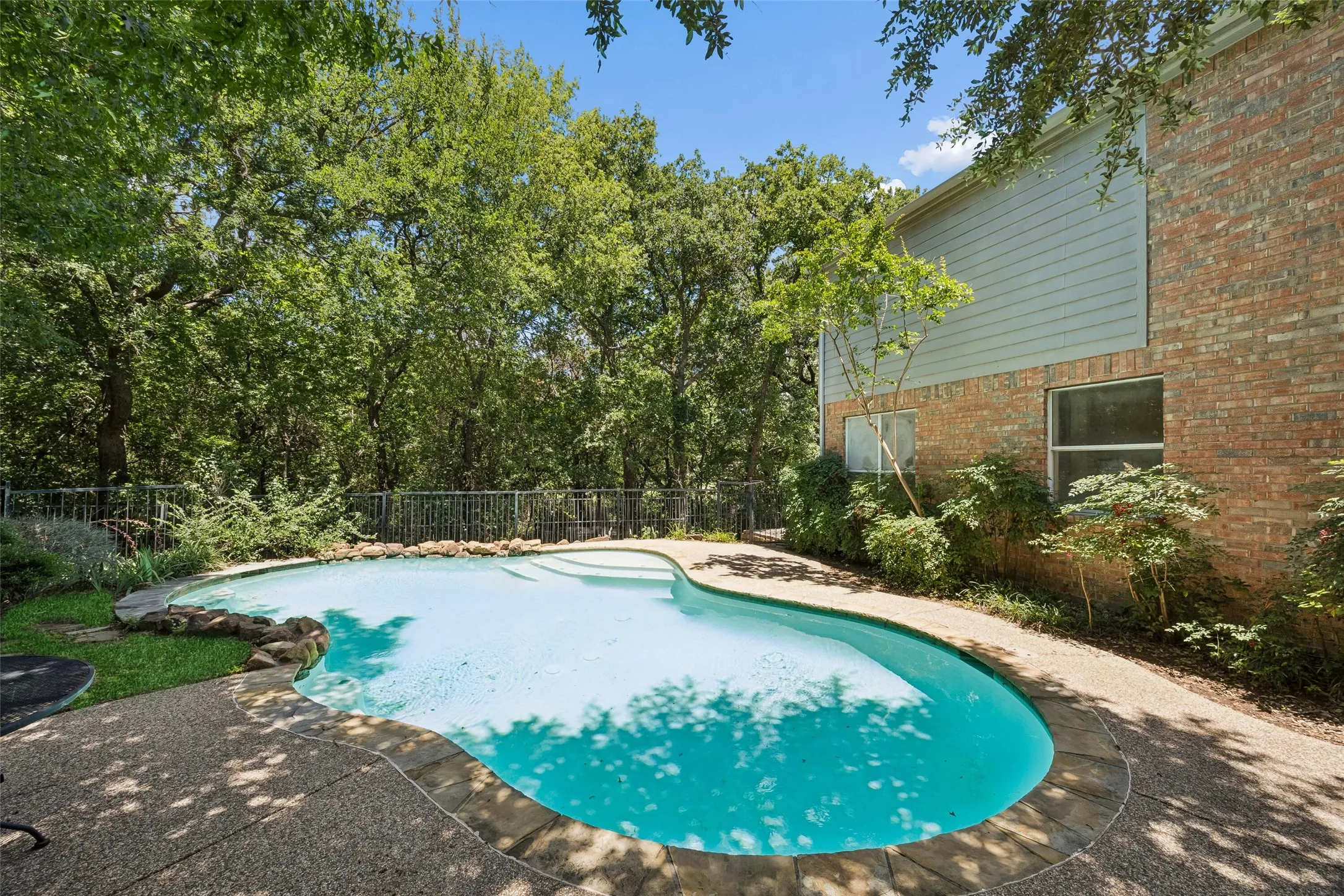 Single Family Residence For Sale in Denton County , 2401 Pinehurst Court, Highland Village, Texas 75077, 4 Bedroom, 3 Bathroom, 2 Garage spaces, 2,508 Sqft, built in 1997, mls#21298397, Real Estate Agent in Highland Village, Homes For Sale in Denton county, Homes For Sale in Highland Village, Realtor in Highland Village Texas, Real Estate Brokerage Independent Realty Texas, Luminita Cordes Realtor