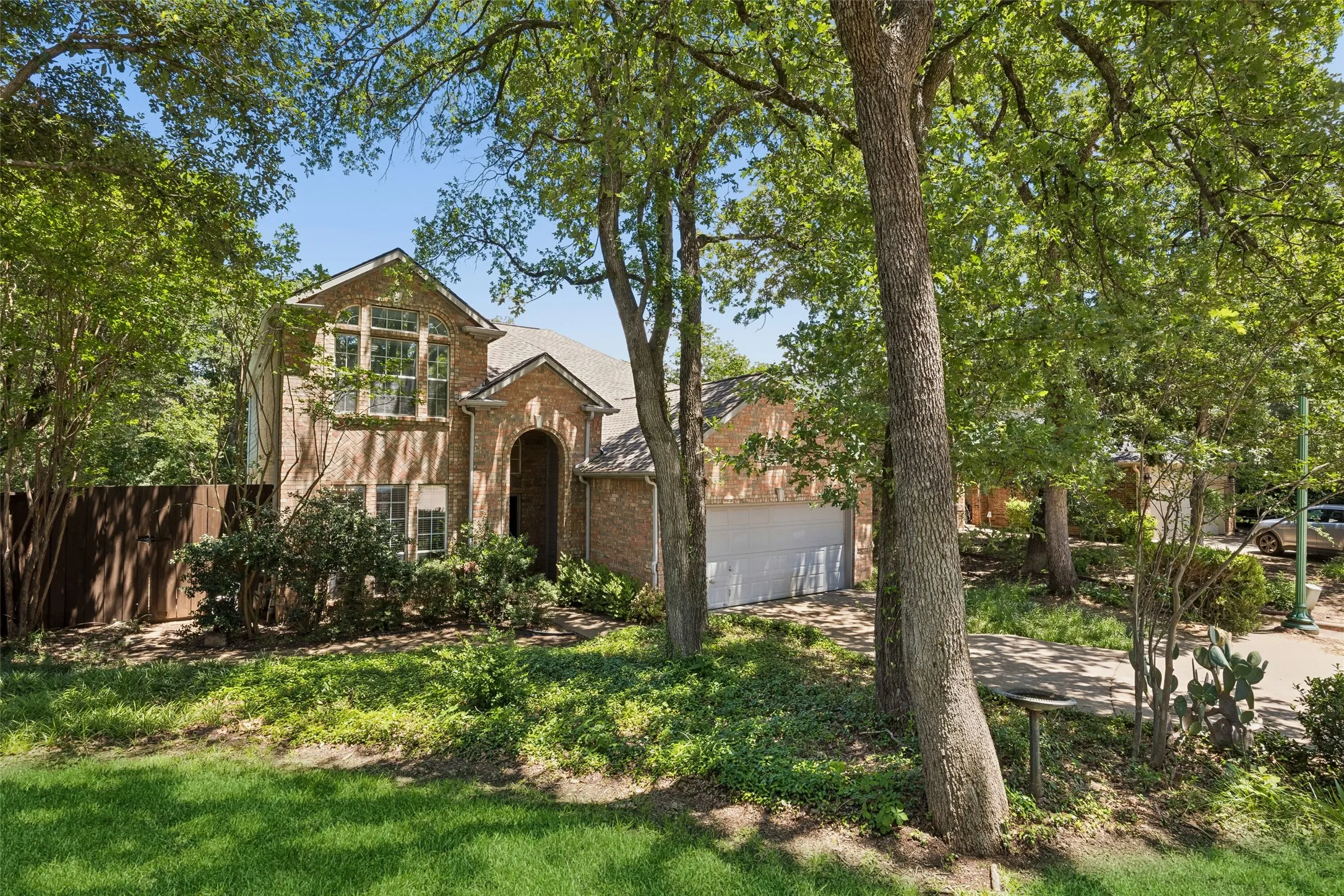 Single Family Residence For Sale in Denton County , 2401 Pinehurst Court, Highland Village, Texas 75077, 4 Bedroom, 3 Bathroom, 2 Garage spaces, 2,508 Sqft, built in 1997, mls#21298397, Real Estate Agent in Highland Village, Homes For Sale in Denton county, Homes For Sale in Highland Village, Realtor in Highland Village Texas, Real Estate Brokerage Independent Realty Texas, Luminita Cordes Realtor