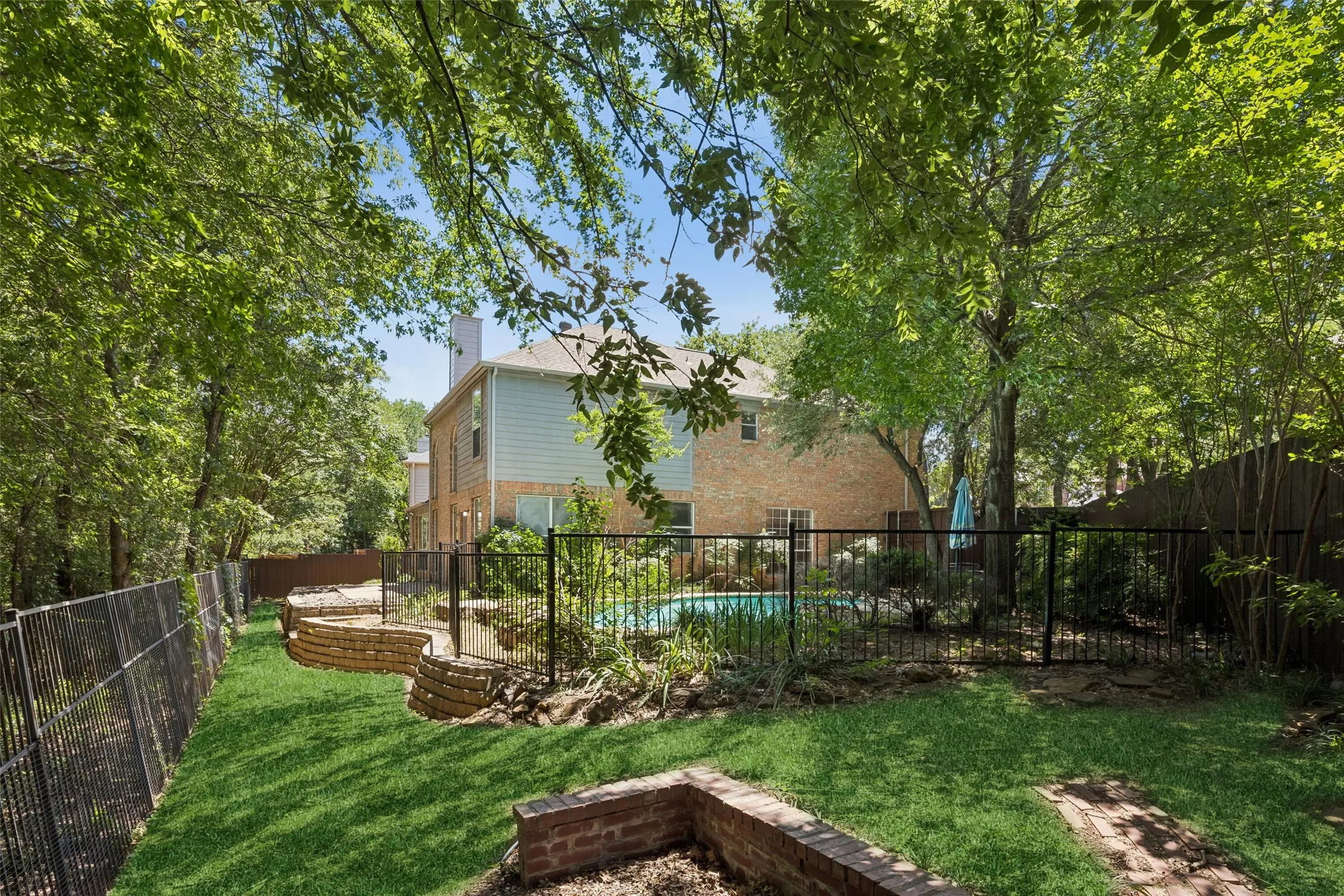 Single Family Residence For Sale in Denton County , 2401 Pinehurst Court, Highland Village, Texas 75077, 4 Bedroom, 3 Bathroom, 2 Garage spaces, 2,508 Sqft, built in 1997, mls#21298397, Real Estate Agent in Highland Village, Homes For Sale in Denton county, Homes For Sale in Highland Village, Realtor in Highland Village Texas, Real Estate Brokerage Independent Realty Texas, Luminita Cordes Realtor