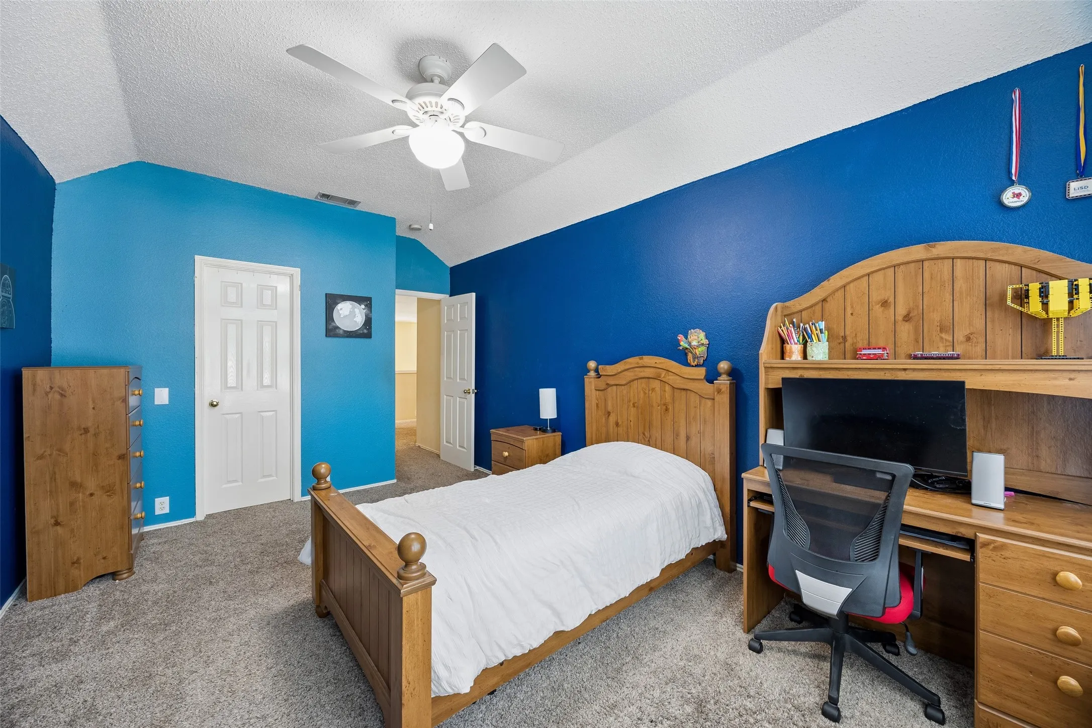 Single Family Residence For Sale in Denton County , 2401 Pinehurst Court, Highland Village, Texas 75077, 4 Bedroom, 3 Bathroom, 2 Garage spaces, 2,508 Sqft, built in 1997, mls#21298397, Real Estate Agent in Highland Village, Homes For Sale in Denton county, Homes For Sale in Highland Village, Realtor in Highland Village Texas, Real Estate Brokerage Independent Realty Texas, Luminita Cordes Realtor