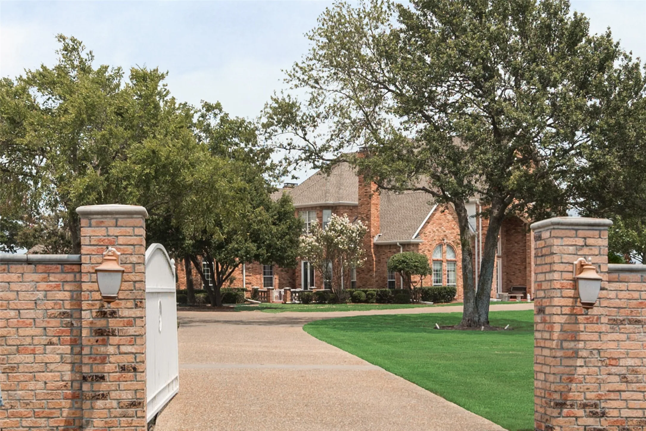 Single Family Residence For Sale in Rockwall County , 2251 English Road, Rockwall, Texas 75032, 5 Bedroom, 5 Bathroom, 3 Garage spaces, 5,562 Sqft, built in 1989, mls#21297119, Real Estate Agent in Rockwall, Homes For Sale in Rockwall county, Homes For Sale in Rockwall, Realtor in Rockwall Texas, Real Estate Brokerage Independent Realty Texas, Luminita Cordes Realtor