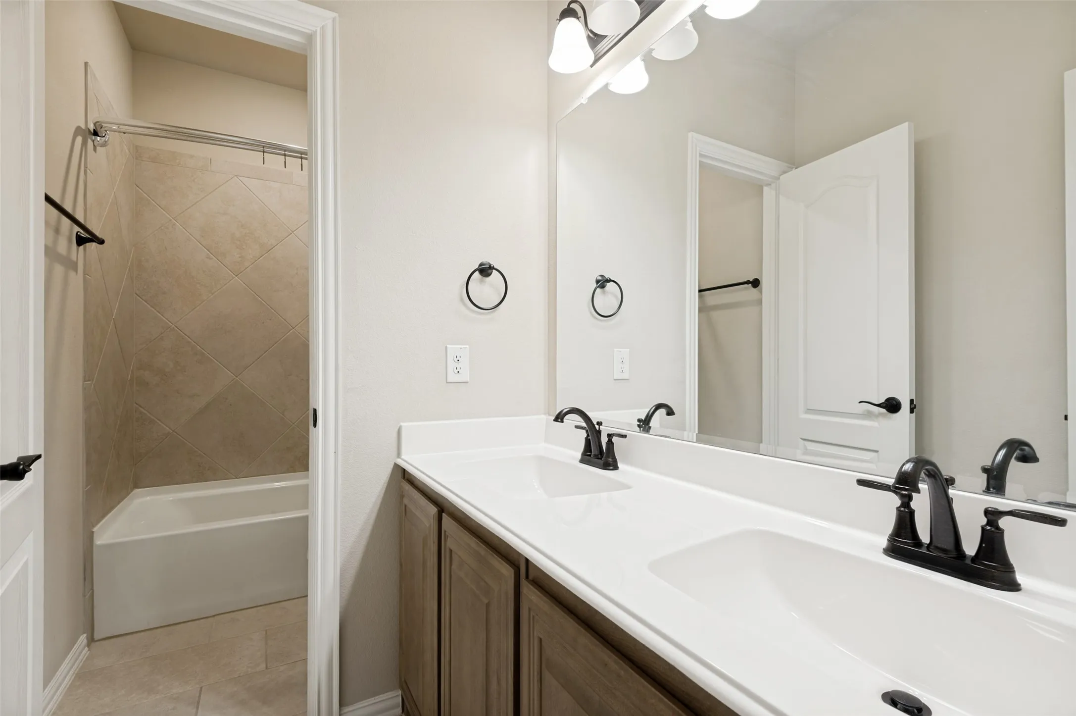 Single Family Residence For Rent in Kaufman County , 4005 Three Forks Road, Kaufman, Texas 75142, 4 Bedroom, 3 Bathroom, 2 Garage spaces, 3,375 Sqft, built in 2022, mls#21300624, Real Estate Agent in Kaufman, Homes For Rent in Kaufman county, Homes For Rent in Kaufman, Realtor in Kaufman Texas, Real Estate Brokerage Independent Realty Texas, Luminita Cordes Realtor