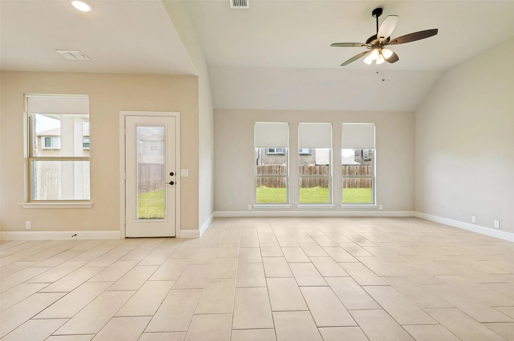 Single Family Residence For Rent in Kaufman County , 4005 Three Forks Road, Kaufman, Texas 75142, 4 Bedroom, 3 Bathroom, 2 Garage spaces, 3,375 Sqft, built in 2022, mls#21300624, Real Estate Agent in Kaufman, Homes For Rent in Kaufman county, Homes For Rent in Kaufman, Realtor in Kaufman Texas, Real Estate Brokerage Independent Realty Texas, Luminita Cordes Realtor