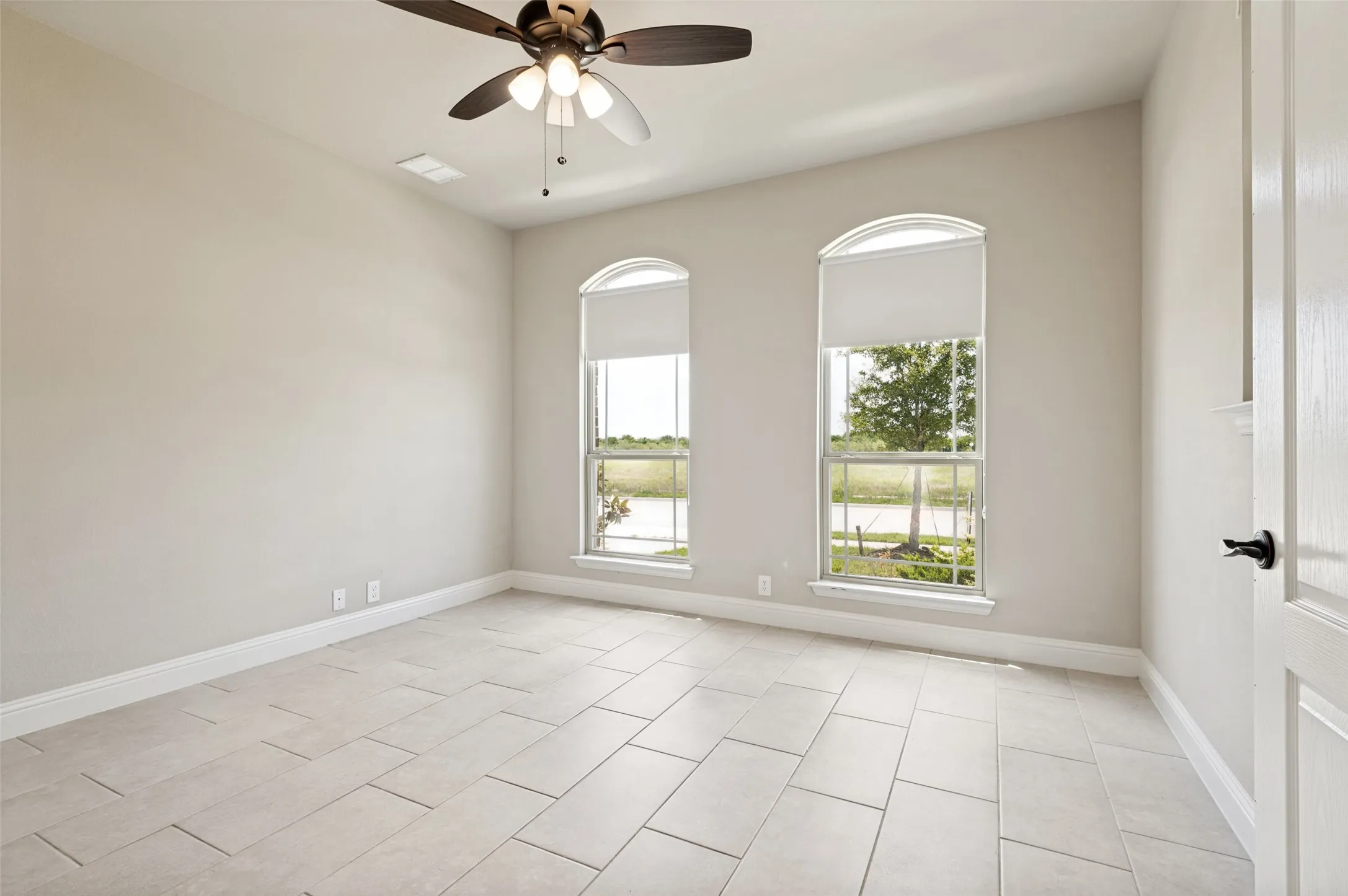 Single Family Residence For Rent in Kaufman County , 4005 Three Forks Road, Kaufman, Texas 75142, 4 Bedroom, 3 Bathroom, 2 Garage spaces, 3,375 Sqft, built in 2022, mls#21300624, Real Estate Agent in Kaufman, Homes For Rent in Kaufman county, Homes For Rent in Kaufman, Realtor in Kaufman Texas, Real Estate Brokerage Independent Realty Texas, Luminita Cordes Realtor