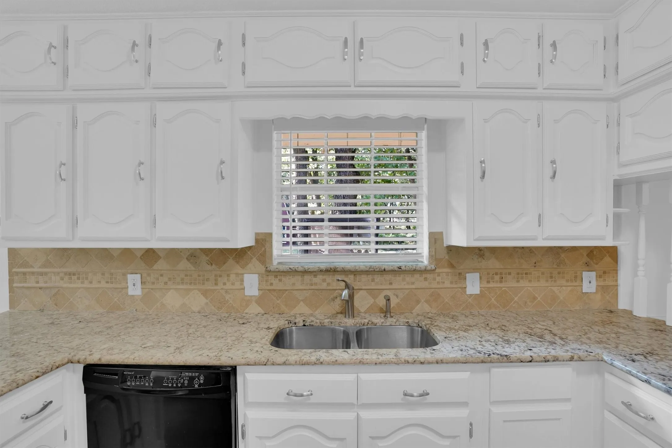 Single Family Residence For Sale in Dallas County , 638 Arawe Circle E, Irving, Texas 75060, 3 Bedroom, 3 Bathroom, 2 Garage spaces, 2,146 Sqft, built in 1964, mls#21288642, Real Estate Agent in Irving, Homes For Sale in Dallas county, Homes For Sale in Irving, Realtor in Irving Texas, Real Estate Brokerage Independent Realty Texas, Luminita Cordes Realtor