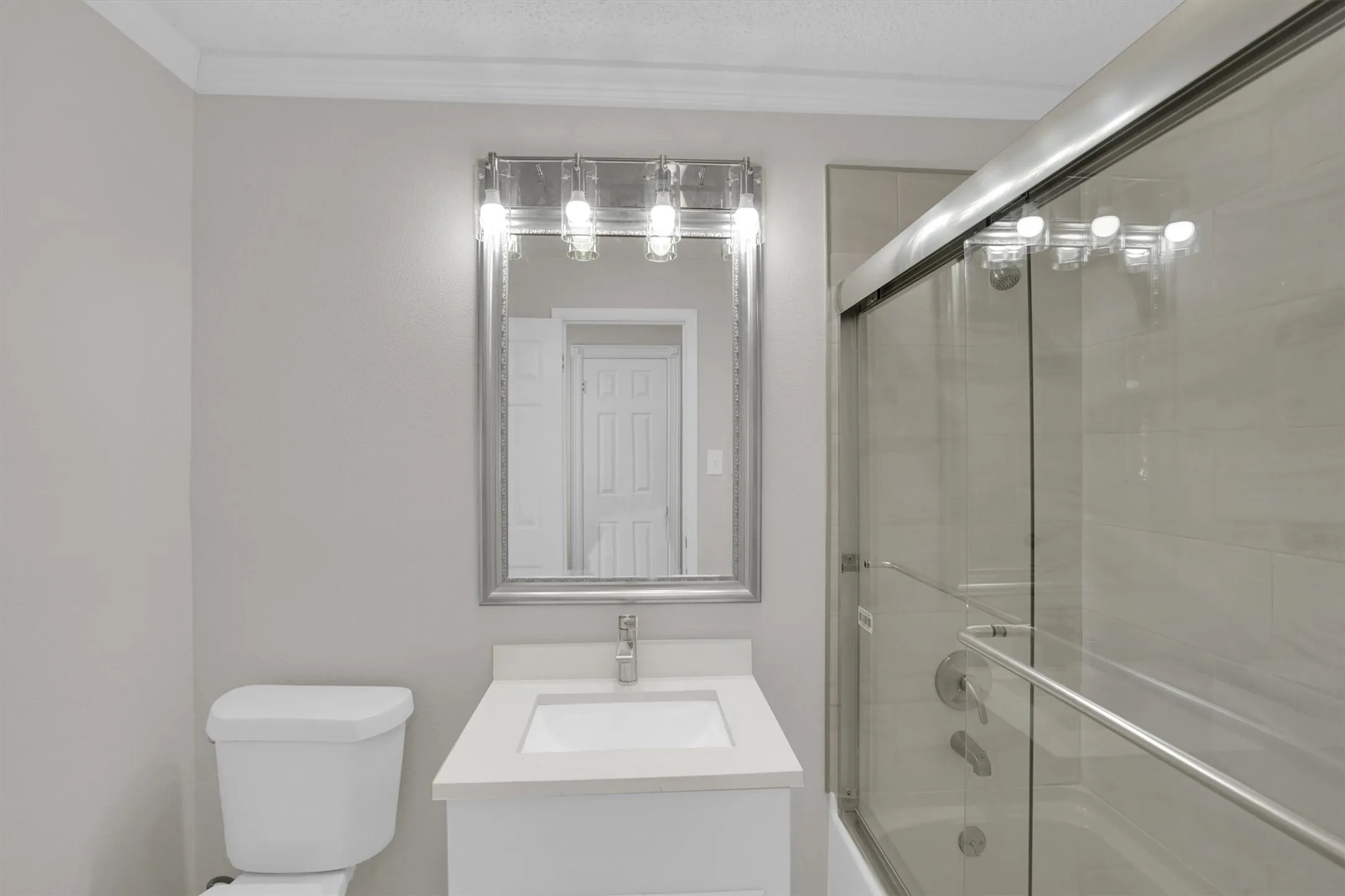 Single Family Residence For Sale in Dallas County , 638 Arawe Circle E, Irving, Texas 75060, 3 Bedroom, 3 Bathroom, 2 Garage spaces, 2,146 Sqft, built in 1964, mls#21288642, Real Estate Agent in Irving, Homes For Sale in Dallas county, Homes For Sale in Irving, Realtor in Irving Texas, Real Estate Brokerage Independent Realty Texas, Luminita Cordes Realtor