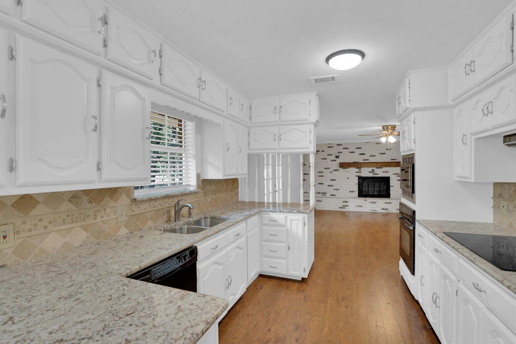 Single Family Residence For Sale in Dallas County , 638 Arawe Circle E, Irving, Texas 75060, 3 Bedroom, 3 Bathroom, 2 Garage spaces, 2,146 Sqft, built in 1964, mls#21288642, Real Estate Agent in Irving, Homes For Sale in Dallas county, Homes For Sale in Irving, Realtor in Irving Texas, Real Estate Brokerage Independent Realty Texas, Luminita Cordes Realtor