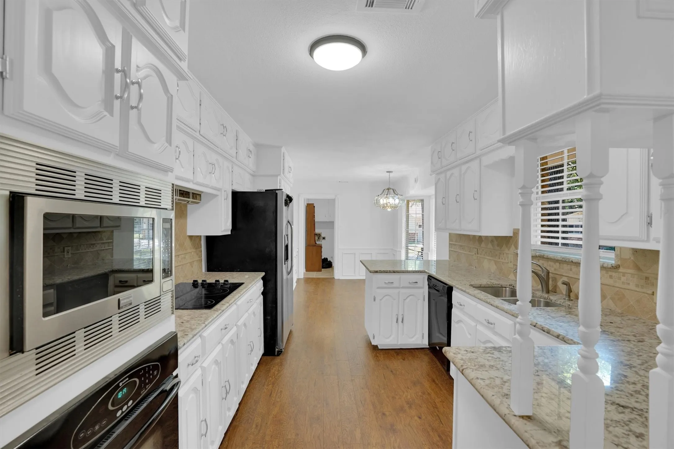 Single Family Residence For Sale in Dallas County , 638 Arawe Circle E, Irving, Texas 75060, 3 Bedroom, 3 Bathroom, 2 Garage spaces, 2,146 Sqft, built in 1964, mls#21288642, Real Estate Agent in Irving, Homes For Sale in Dallas county, Homes For Sale in Irving, Realtor in Irving Texas, Real Estate Brokerage Independent Realty Texas, Luminita Cordes Realtor