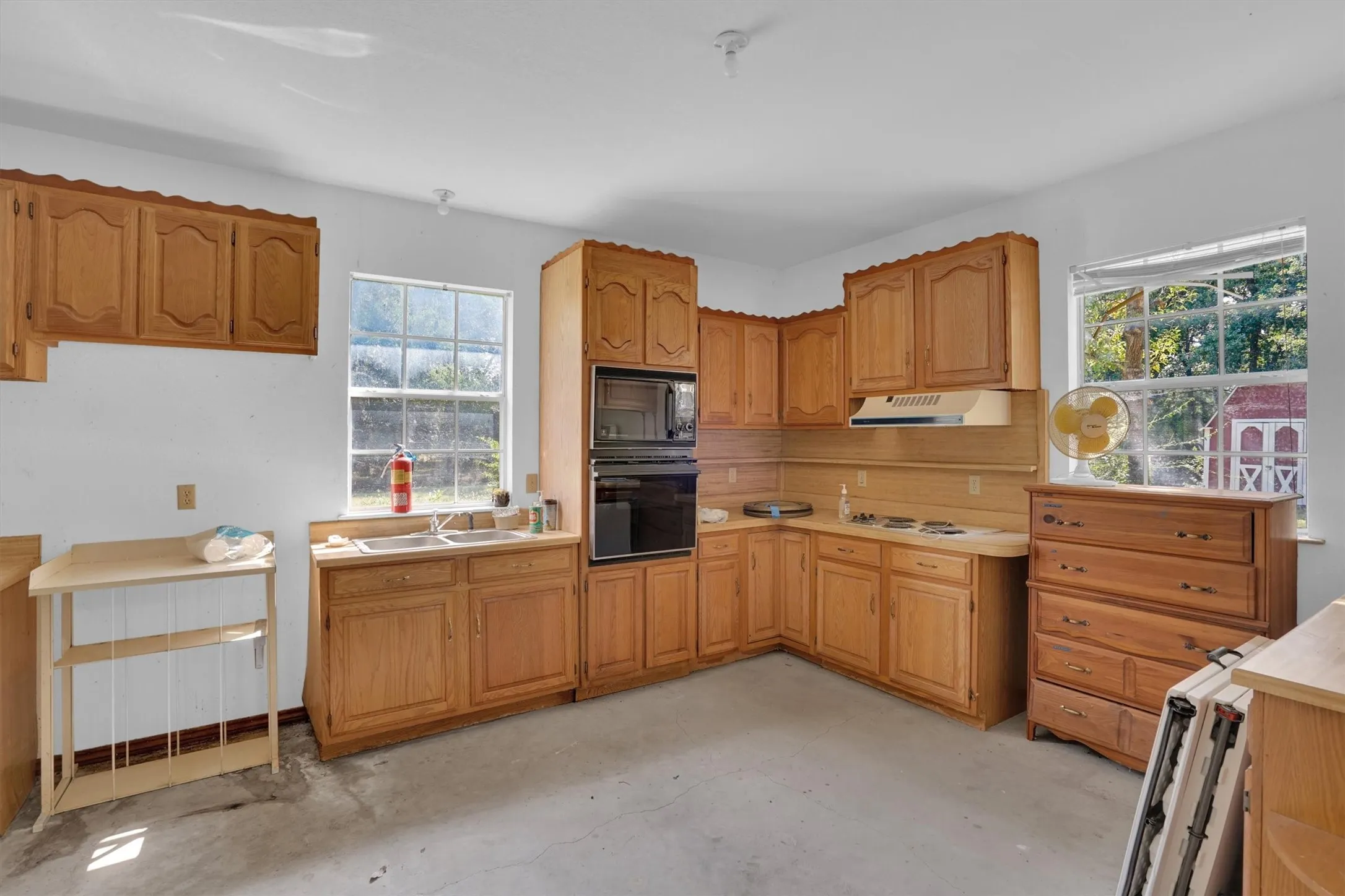 Kitchen w/water
