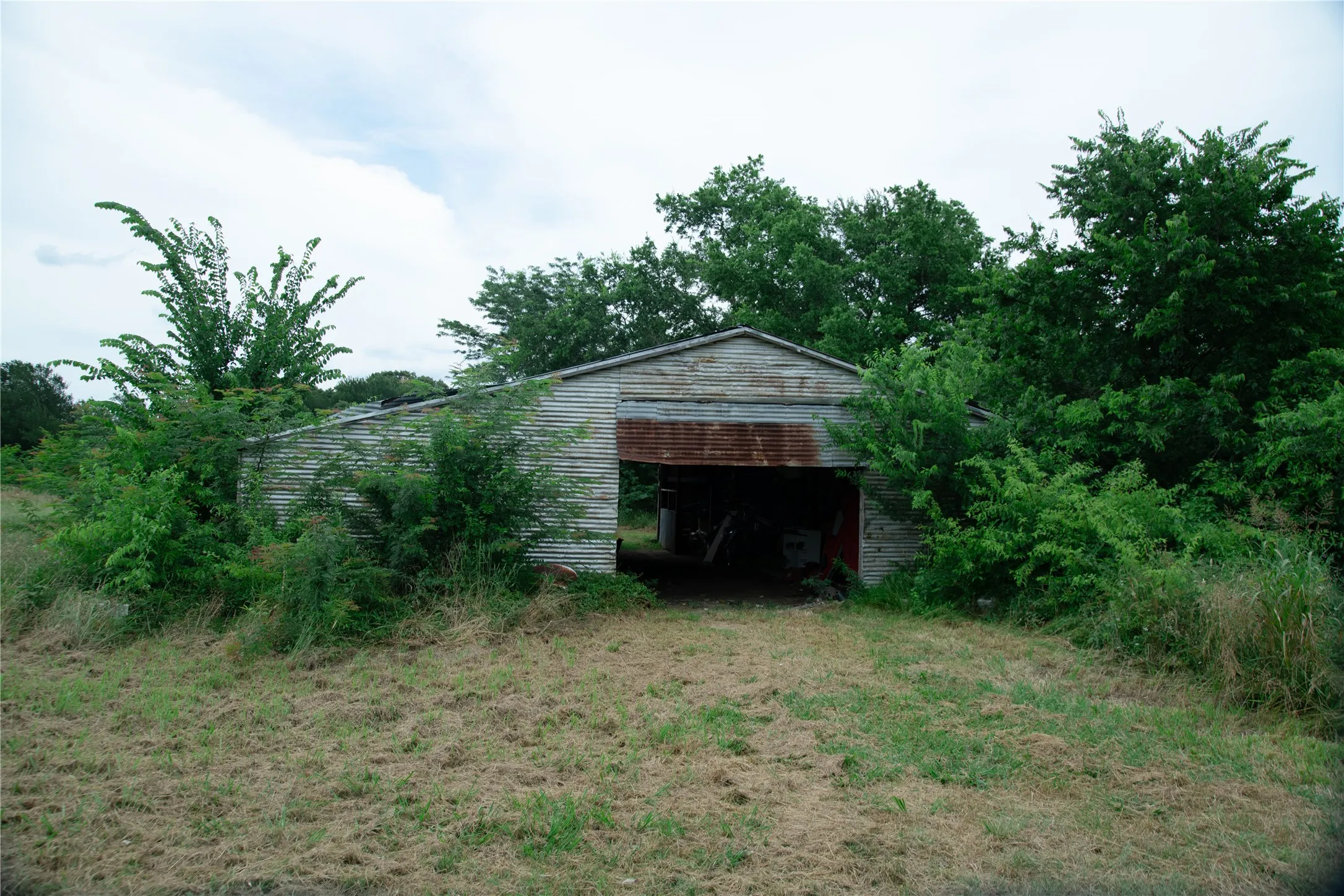 Mobile Home For Sale in Hunt County , 5997 County Road 3214, Lone Oak, Texas 75453, 3 Bedroom, 2 Bathroom, Garage spaces, 1,152 Sqft, built in 2002, mls#21295203, Real Estate Agent in Lone Oak, Homes For Sale in Hunt county, Homes For Sale in Lone Oak, Realtor in Lone Oak Texas, Real Estate Brokerage Independent Realty Texas, Luminita Cordes Realtor