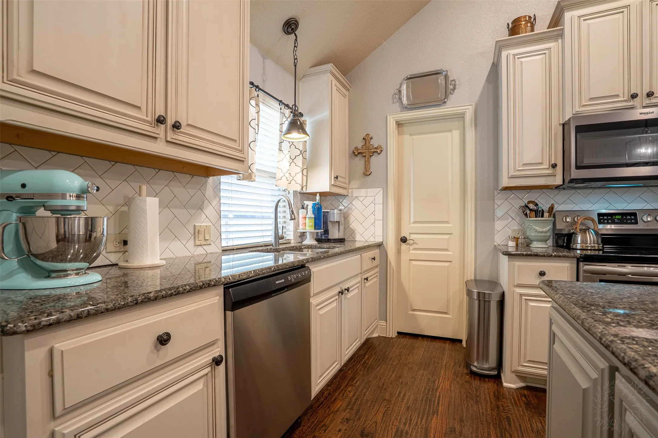 Single Family Residence For Sale in Tarrant County , 617 Fox Creek Trail, Fort Worth, Texas 76131, 4 Bedroom, 3 Bathroom, 2 Garage spaces, 2,550 Sqft, built in 2018, mls#21299891, Real Estate Agent in Fort Worth, Homes For Sale in Tarrant county, Homes For Sale in Fort Worth, Realtor in Fort Worth Texas, Real Estate Brokerage Independent Realty Texas, Luminita Cordes Realtor