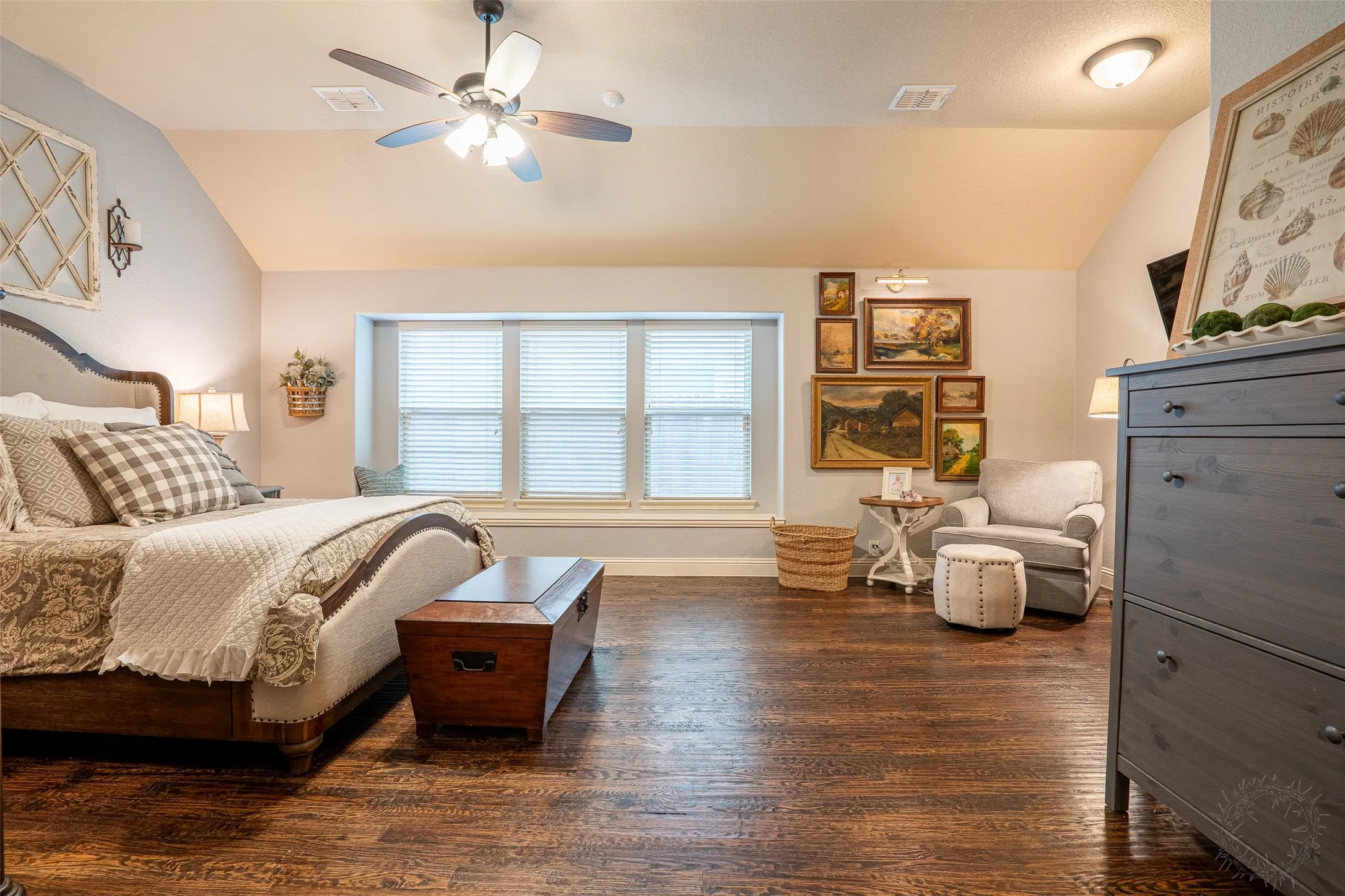 Single Family Residence For Sale in Tarrant County , 617 Fox Creek Trail, Fort Worth, Texas 76131, 4 Bedroom, 3 Bathroom, 2 Garage spaces, 2,550 Sqft, built in 2018, mls#21299891, Real Estate Agent in Fort Worth, Homes For Sale in Tarrant county, Homes For Sale in Fort Worth, Realtor in Fort Worth Texas, Real Estate Brokerage Independent Realty Texas, Luminita Cordes Realtor