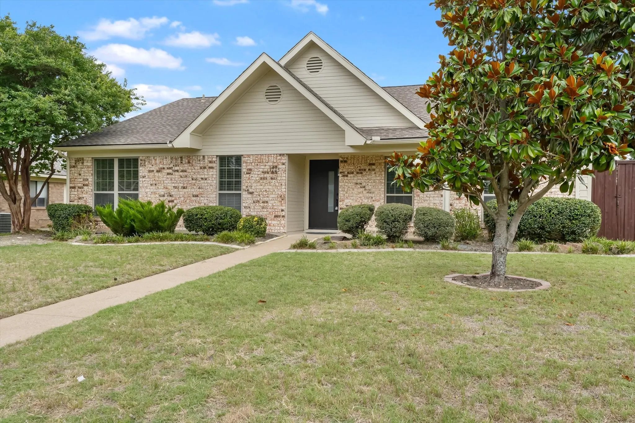 Single Family Residence For Sale in Collin County , 3705 Glover Drive, Plano, Texas 75074, 3 Bedroom, 2 Bathroom, 2 Garage spaces, 1,445 Sqft, built in 1984, mls#21300641, Real Estate Agent in Plano, Homes For Sale in Collin county, Homes For Sale in Plano, Realtor in Plano Texas, Real Estate Brokerage Independent Realty Texas, Luminita Cordes Realtor