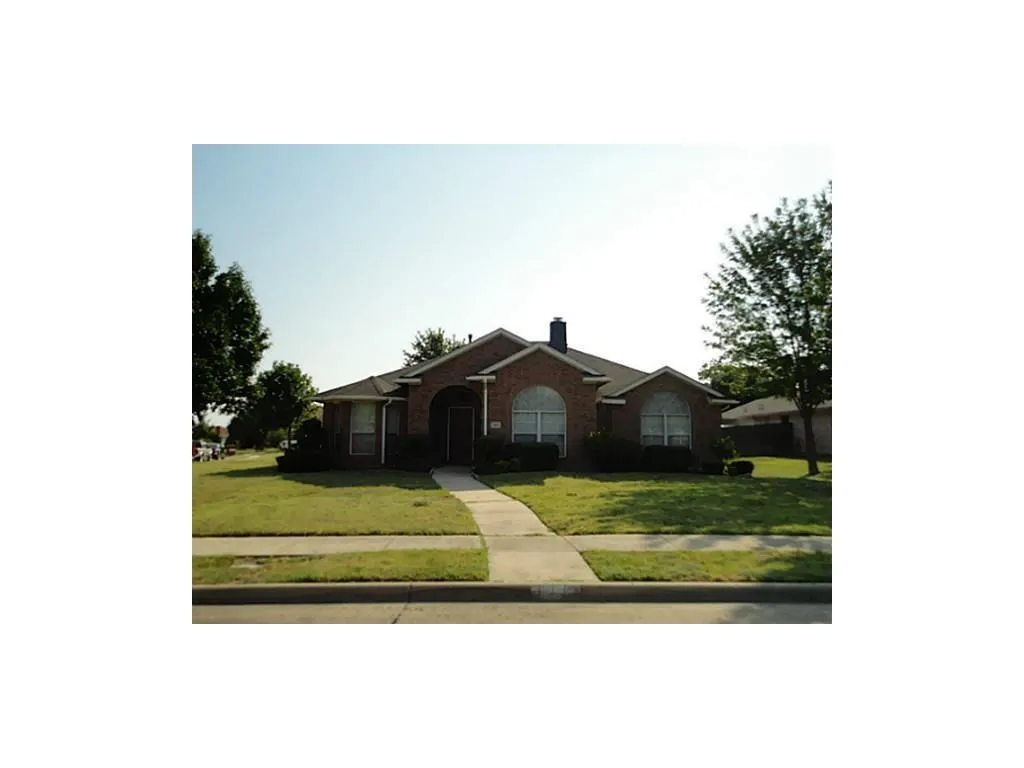 Single Family Residence For Rent in Collin County , 123 E Clubview Circle E, Murphy, Texas 75094, 3 Bedroom, 2 Bathroom, 2 Garage spaces, 1,874 Sqft, built in 1999, mls#21300679, Real Estate Agent in Murphy, Homes For Rent in Collin county, Homes For Rent in Murphy, Realtor in Murphy Texas, Real Estate Brokerage Independent Realty Texas, Luminita Cordes Realtor
