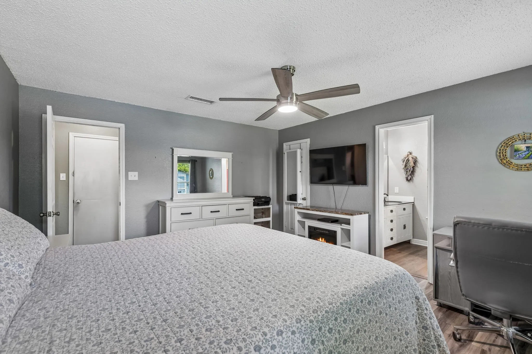 Single Family Residence For Sale in Tarrant County , 6417 Loma Vista Drive, Watauga, Texas 76148, 3 Bedroom, 2 Bathroom, 2 Garage spaces, 1,430 Sqft, built in 1984, mls#21300047, Real Estate Agent in Watauga, Homes For Sale in Tarrant county, Homes For Sale in Watauga, Realtor in Watauga Texas, Real Estate Brokerage Independent Realty Texas, Luminita Cordes Realtor