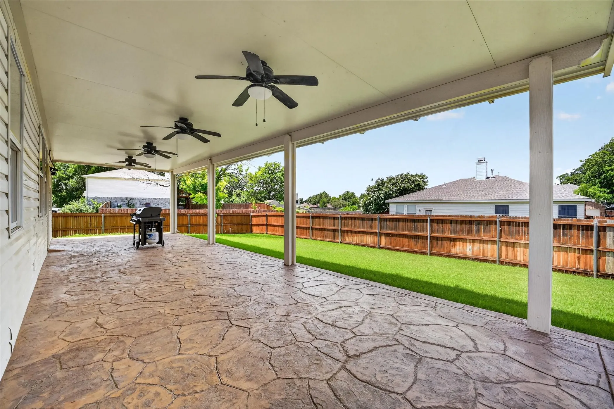 Single Family Residence For Sale in Denton County , 8208 Hidden Path Lane, Denton, Texas 76210, 5 Bedroom, 3 Bathroom, 2 Garage spaces, 3,063 Sqft, built in 2002, mls#21299227, Real Estate Agent in Denton, Homes For Sale in Denton county, Homes For Sale in Denton, Realtor in Denton Texas, Real Estate Brokerage Independent Realty Texas, Luminita Cordes Realtor