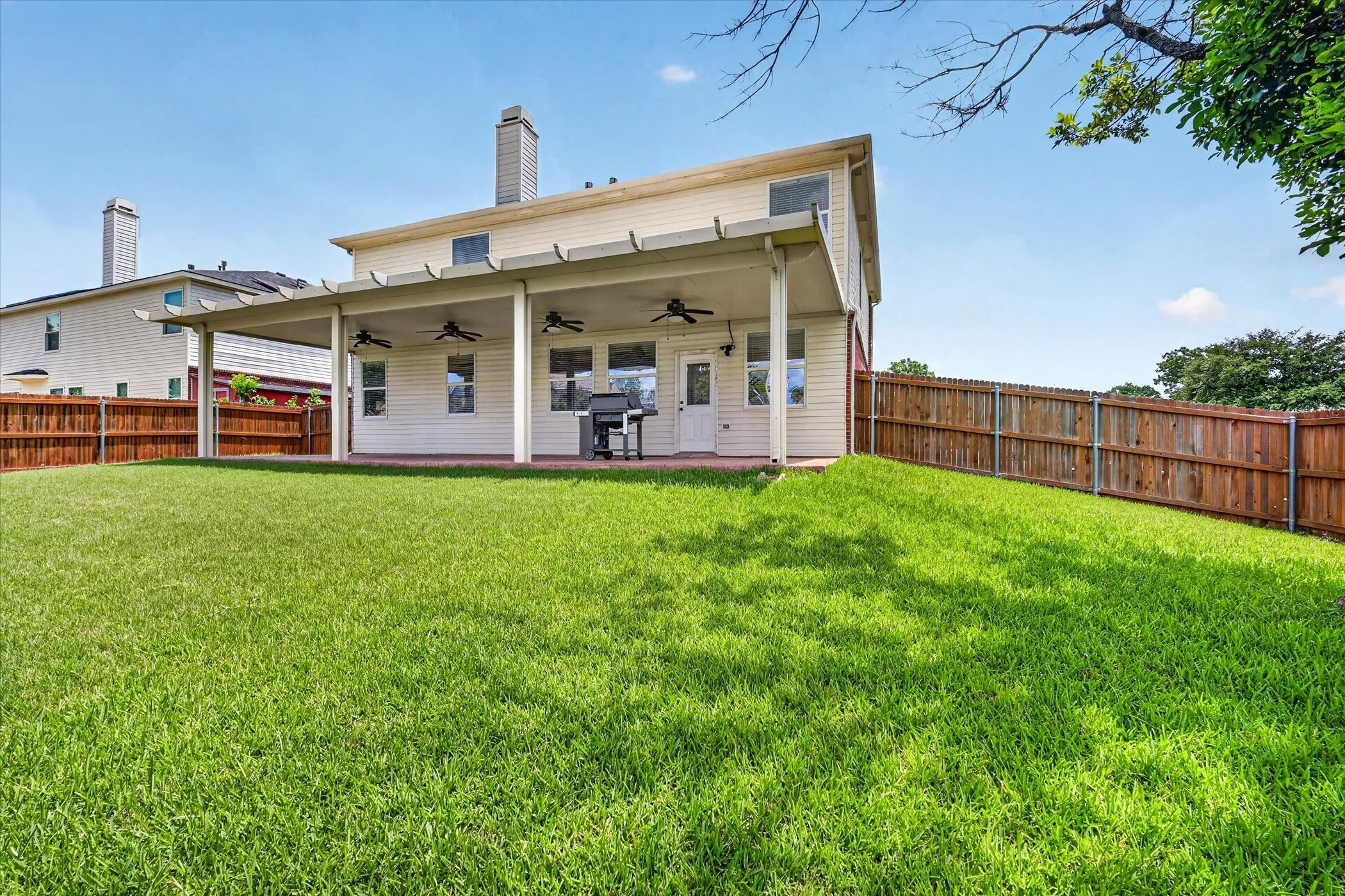 Single Family Residence For Sale in Denton County , 8208 Hidden Path Lane, Denton, Texas 76210, 5 Bedroom, 3 Bathroom, 2 Garage spaces, 3,063 Sqft, built in 2002, mls#21299227, Real Estate Agent in Denton, Homes For Sale in Denton county, Homes For Sale in Denton, Realtor in Denton Texas, Real Estate Brokerage Independent Realty Texas, Luminita Cordes Realtor
