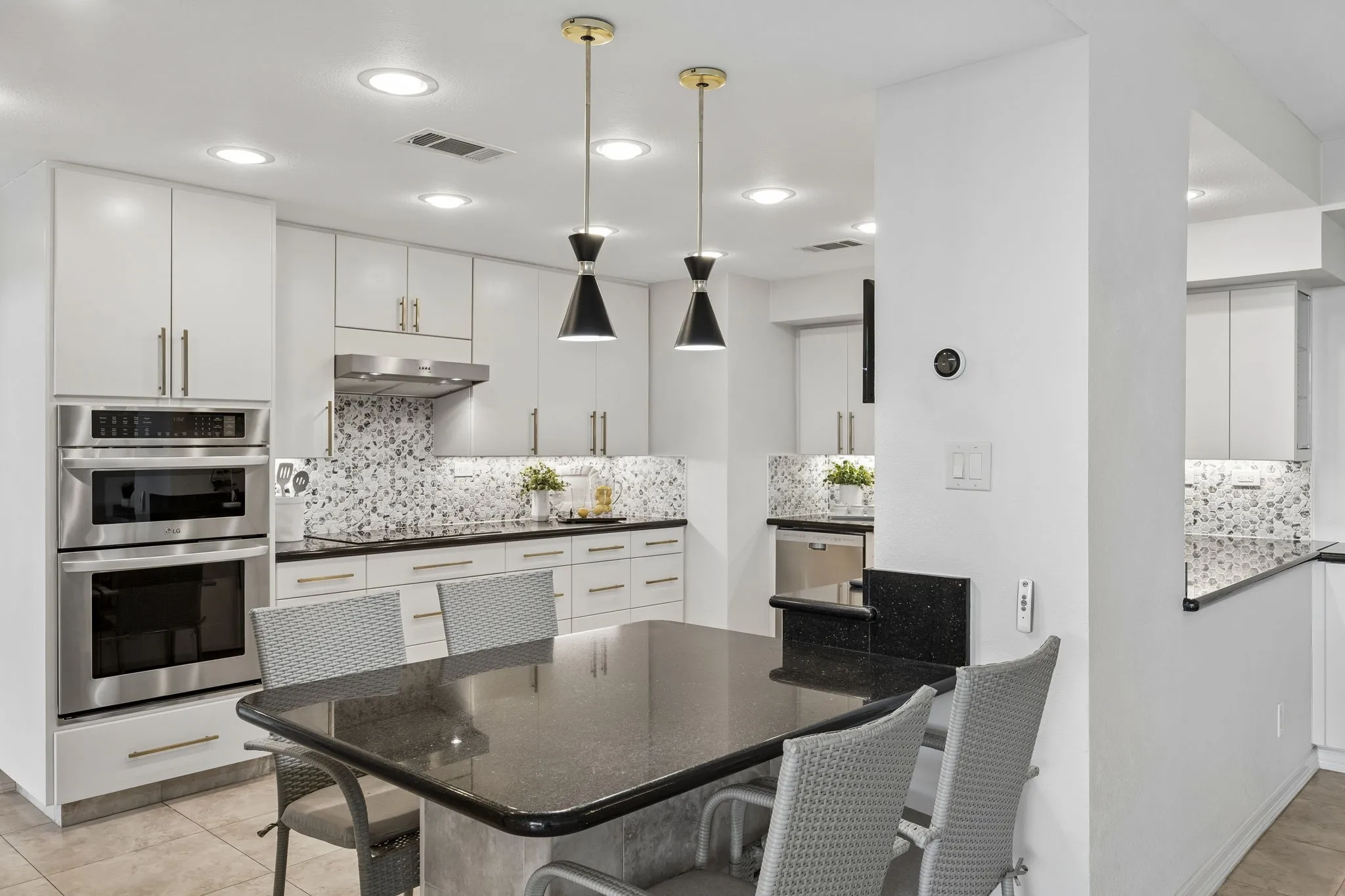 Condominium For Sale in Dallas County , 5200 Keller Springs Road 422, Dallas, Texas 75248, 2 Bedroom, 2 Bathroom, 1 Garage spaces, 2,006 Sqft, built in 1981, mls#21297697, Real Estate Agent in Dallas, Homes For Sale in Dallas county, Homes For Sale in Dallas, Realtor in Dallas Texas, Real Estate Brokerage Independent Realty Texas, Luminita Cordes Realtor
