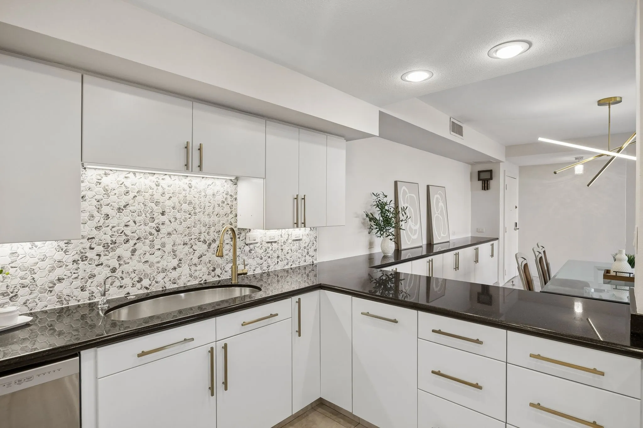 Condominium For Sale in Dallas County , 5200 Keller Springs Road 422, Dallas, Texas 75248, 2 Bedroom, 2 Bathroom, 1 Garage spaces, 2,006 Sqft, built in 1981, mls#21297697, Real Estate Agent in Dallas, Homes For Sale in Dallas county, Homes For Sale in Dallas, Realtor in Dallas Texas, Real Estate Brokerage Independent Realty Texas, Luminita Cordes Realtor