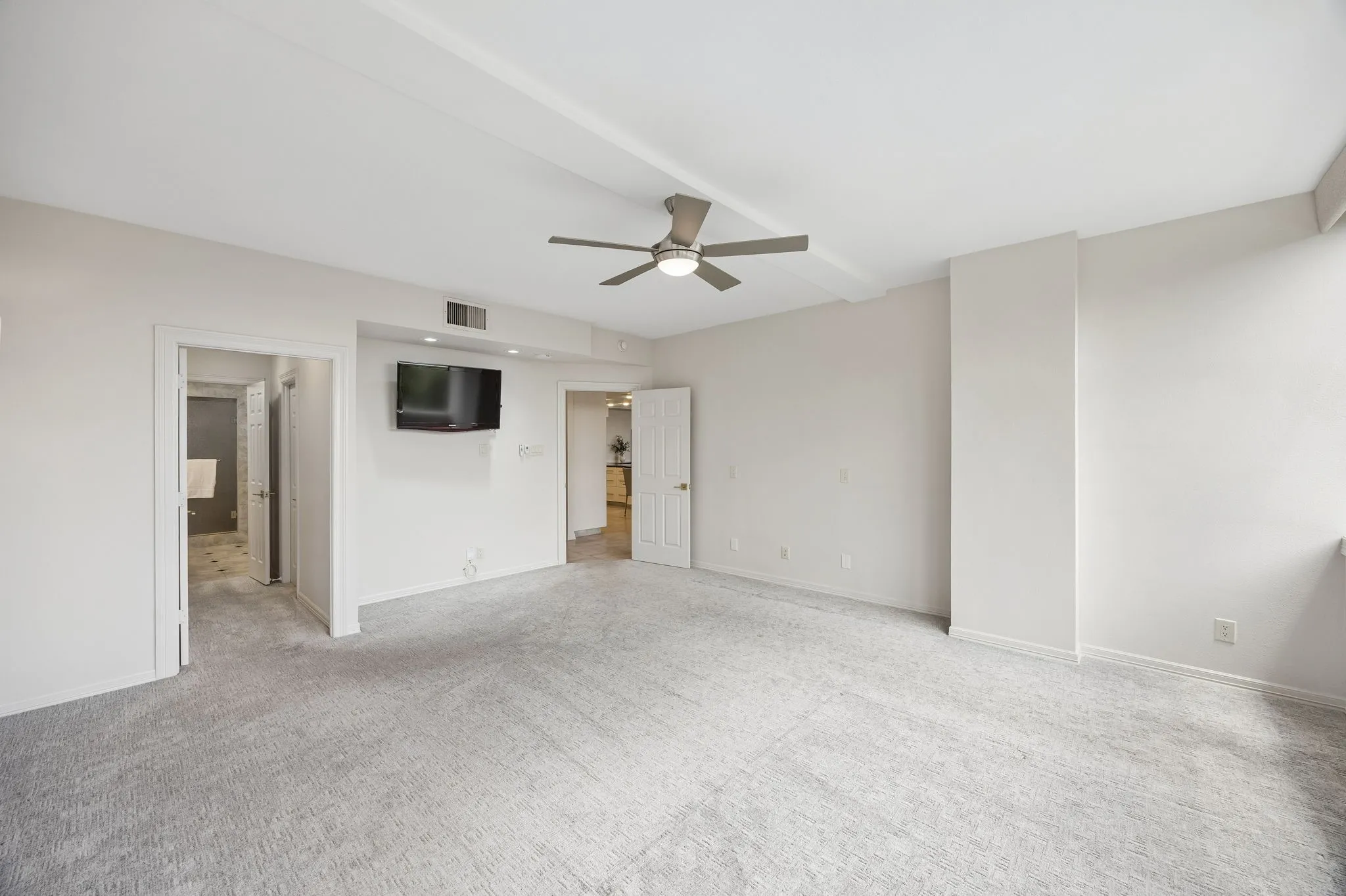 Condominium For Sale in Dallas County , 5200 Keller Springs Road 422, Dallas, Texas 75248, 2 Bedroom, 2 Bathroom, 1 Garage spaces, 2,006 Sqft, built in 1981, mls#21297697, Real Estate Agent in Dallas, Homes For Sale in Dallas county, Homes For Sale in Dallas, Realtor in Dallas Texas, Real Estate Brokerage Independent Realty Texas, Luminita Cordes Realtor
