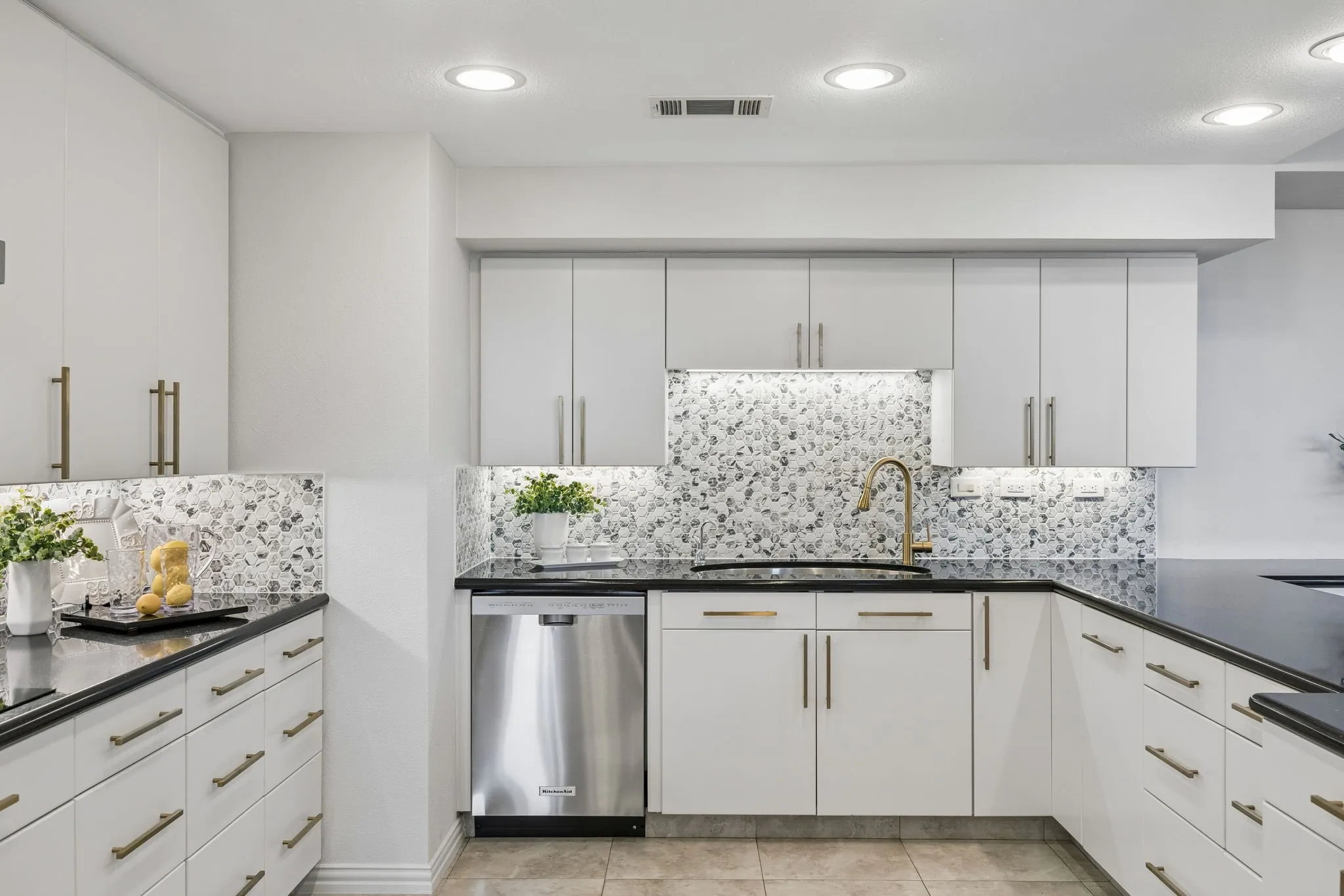 Condominium For Sale in Dallas County , 5200 Keller Springs Road 422, Dallas, Texas 75248, 2 Bedroom, 2 Bathroom, 1 Garage spaces, 2,006 Sqft, built in 1981, mls#21297697, Real Estate Agent in Dallas, Homes For Sale in Dallas county, Homes For Sale in Dallas, Realtor in Dallas Texas, Real Estate Brokerage Independent Realty Texas, Luminita Cordes Realtor