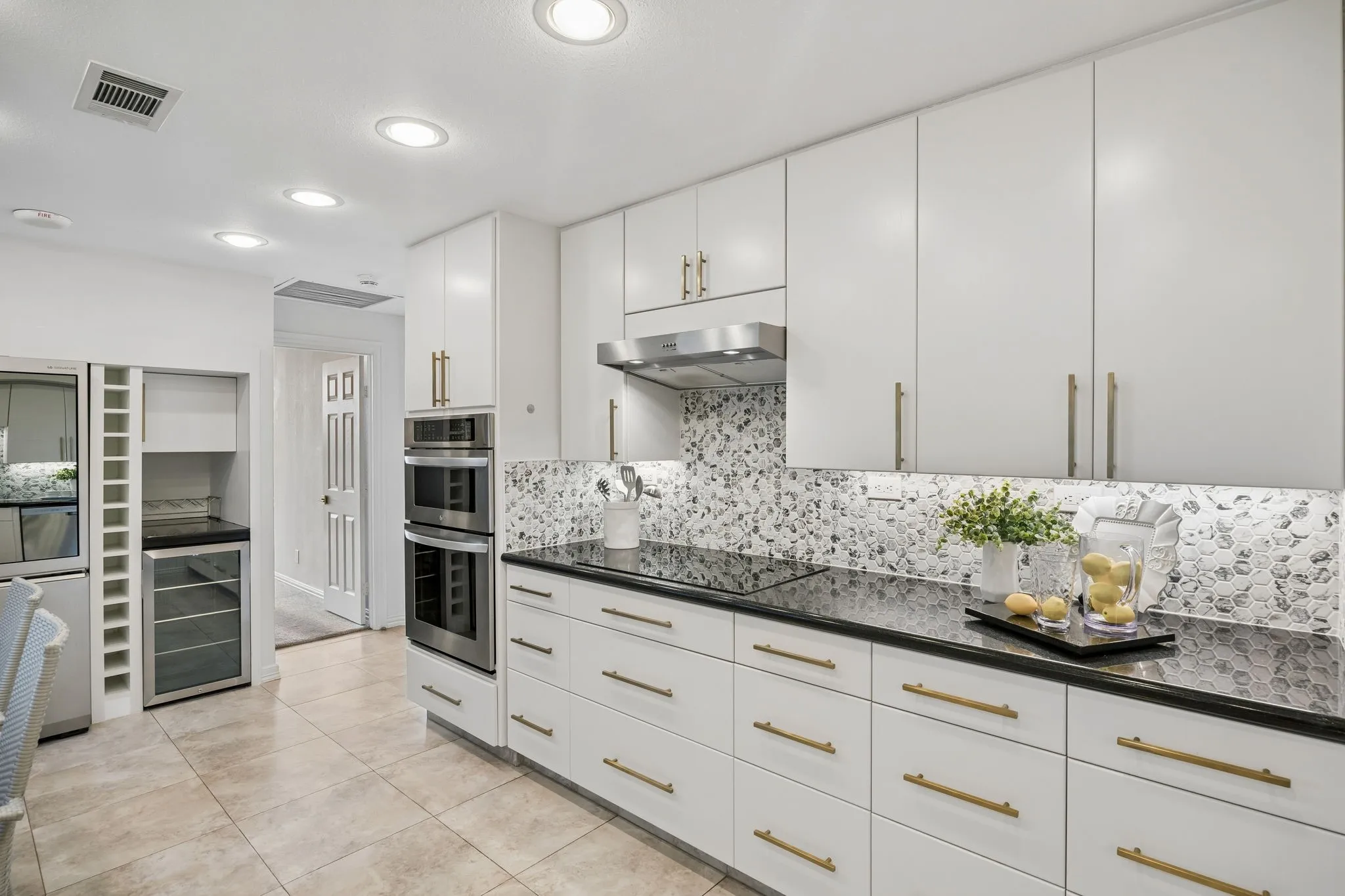 Condominium For Sale in Dallas County , 5200 Keller Springs Road 422, Dallas, Texas 75248, 2 Bedroom, 2 Bathroom, 1 Garage spaces, 2,006 Sqft, built in 1981, mls#21297697, Real Estate Agent in Dallas, Homes For Sale in Dallas county, Homes For Sale in Dallas, Realtor in Dallas Texas, Real Estate Brokerage Independent Realty Texas, Luminita Cordes Realtor