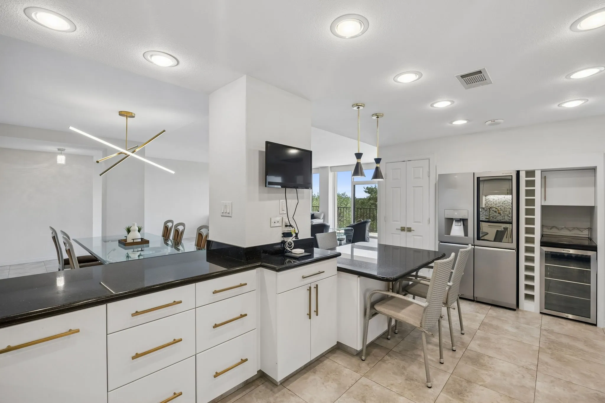 Condominium For Sale in Dallas County , 5200 Keller Springs Road 422, Dallas, Texas 75248, 2 Bedroom, 2 Bathroom, 1 Garage spaces, 2,006 Sqft, built in 1981, mls#21297697, Real Estate Agent in Dallas, Homes For Sale in Dallas county, Homes For Sale in Dallas, Realtor in Dallas Texas, Real Estate Brokerage Independent Realty Texas, Luminita Cordes Realtor