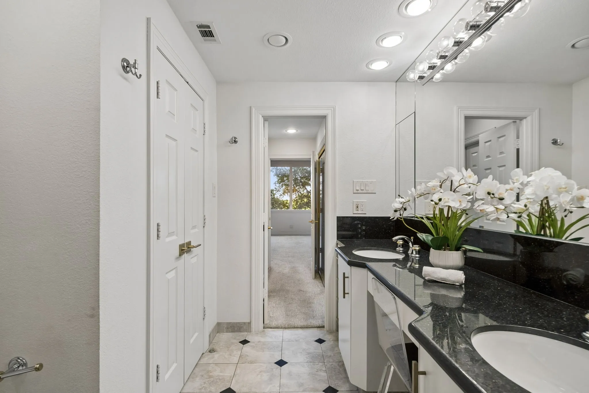 Condominium For Sale in Dallas County , 5200 Keller Springs Road 422, Dallas, Texas 75248, 2 Bedroom, 2 Bathroom, 1 Garage spaces, 2,006 Sqft, built in 1981, mls#21297697, Real Estate Agent in Dallas, Homes For Sale in Dallas county, Homes For Sale in Dallas, Realtor in Dallas Texas, Real Estate Brokerage Independent Realty Texas, Luminita Cordes Realtor