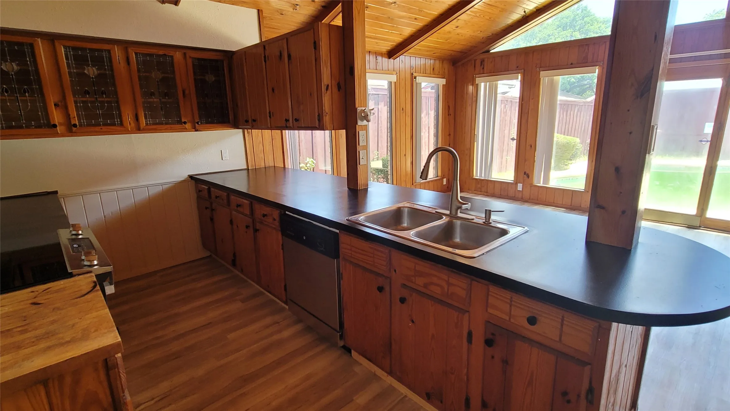 Single Family Residence For Rent in Dallas County , 1334 Paris Drive, Garland, Texas 75040, 4 Bedroom, 2 Bathroom, 2 Garage spaces, 2,102 Sqft, built in 1977, mls#21300737, Real Estate Agent in Garland, Homes For Rent in Dallas county, Homes For Rent in Garland, Realtor in Garland Texas, Real Estate Brokerage Independent Realty Texas, Luminita Cordes Realtor