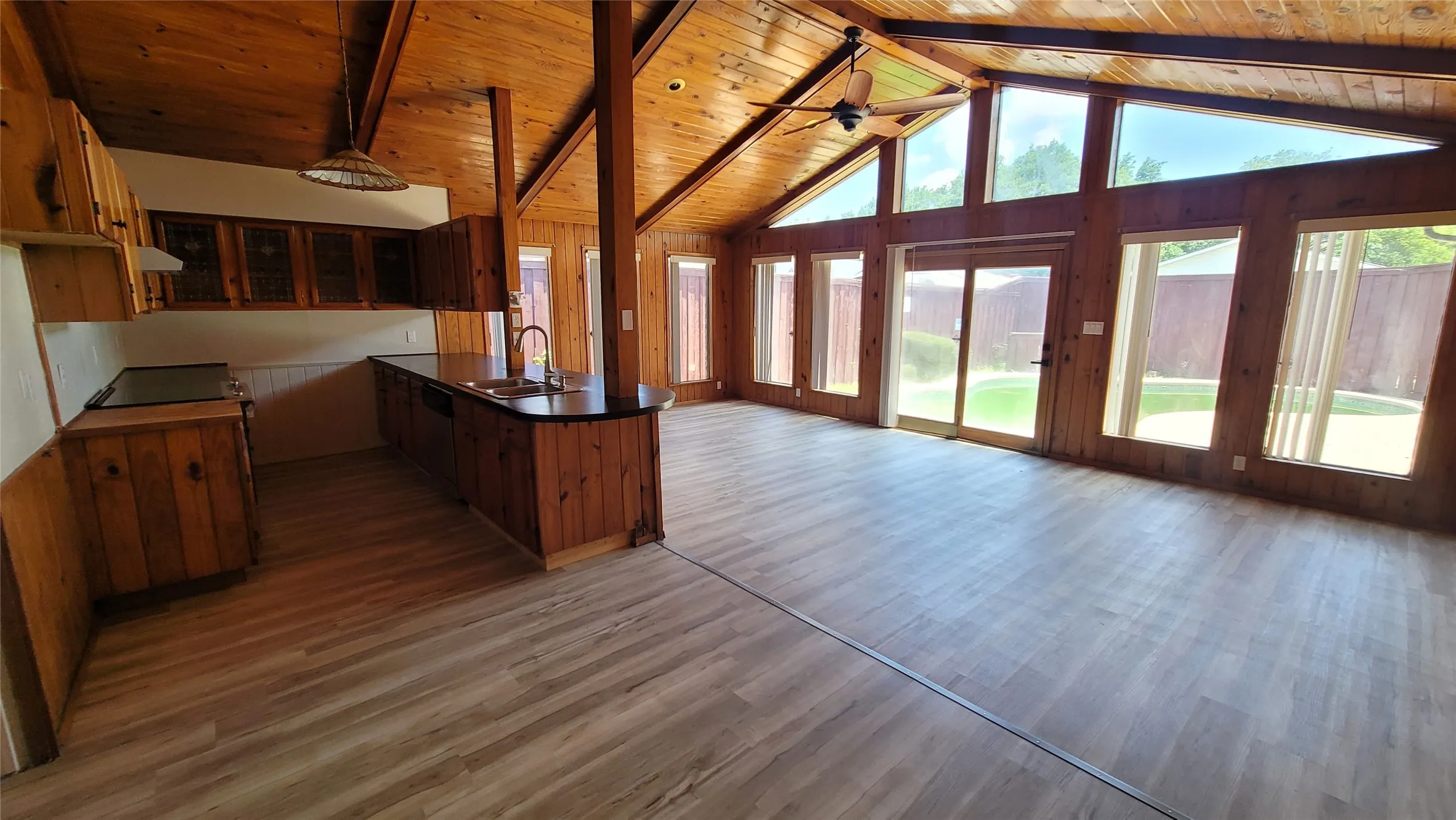 Single Family Residence For Rent in Dallas County , 1334 Paris Drive, Garland, Texas 75040, 4 Bedroom, 2 Bathroom, 2 Garage spaces, 2,102 Sqft, built in 1977, mls#21300737, Real Estate Agent in Garland, Homes For Rent in Dallas county, Homes For Rent in Garland, Realtor in Garland Texas, Real Estate Brokerage Independent Realty Texas, Luminita Cordes Realtor