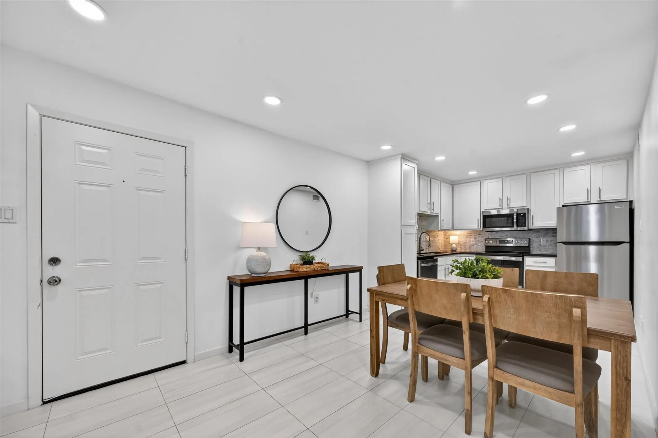 Condominium For Sale in Dallas County , 5111 Skillman Street 224, Dallas, Texas 75206, 2 Bedroom, 2 Bathroom, Garage spaces, 955 Sqft, built in 1970, mls#21300736, Real Estate Agent in Dallas, Homes For Sale in Dallas county, Homes For Sale in Dallas, Realtor in Dallas Texas, Real Estate Brokerage Independent Realty Texas, Luminita Cordes Realtor