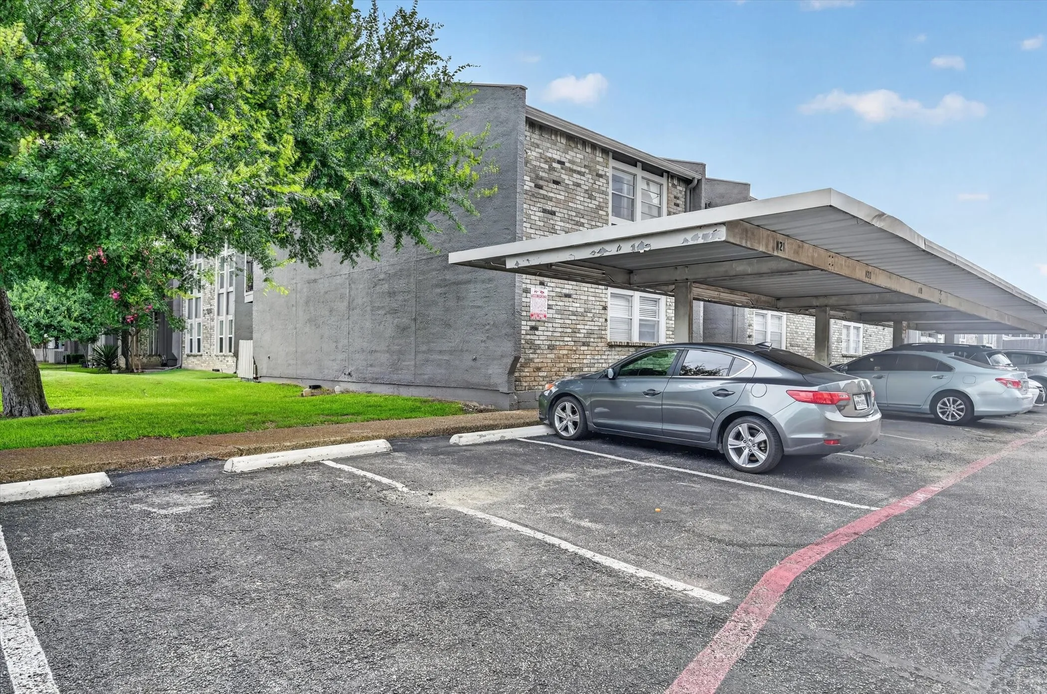 Condominium For Sale in Dallas County , 5111 Skillman Street 224, Dallas, Texas 75206, 2 Bedroom, 2 Bathroom, Garage spaces, 955 Sqft, built in 1970, mls#21300736, Real Estate Agent in Dallas, Homes For Sale in Dallas county, Homes For Sale in Dallas, Realtor in Dallas Texas, Real Estate Brokerage Independent Realty Texas, Luminita Cordes Realtor