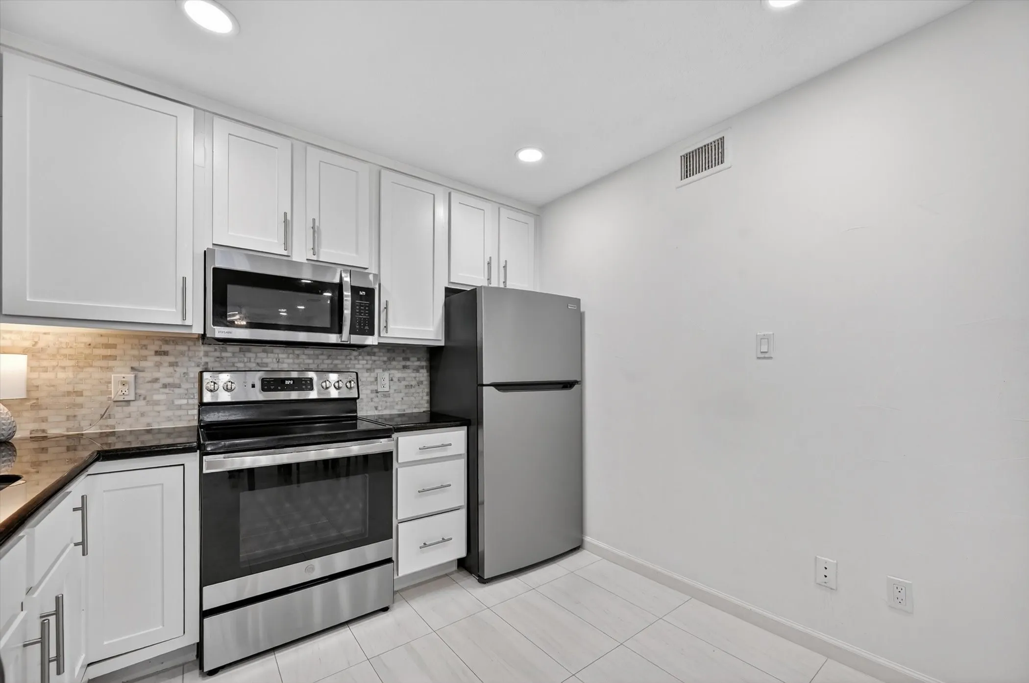 Condominium For Sale in Dallas County , 5111 Skillman Street 224, Dallas, Texas 75206, 2 Bedroom, 2 Bathroom, Garage spaces, 955 Sqft, built in 1970, mls#21300736, Real Estate Agent in Dallas, Homes For Sale in Dallas county, Homes For Sale in Dallas, Realtor in Dallas Texas, Real Estate Brokerage Independent Realty Texas, Luminita Cordes Realtor